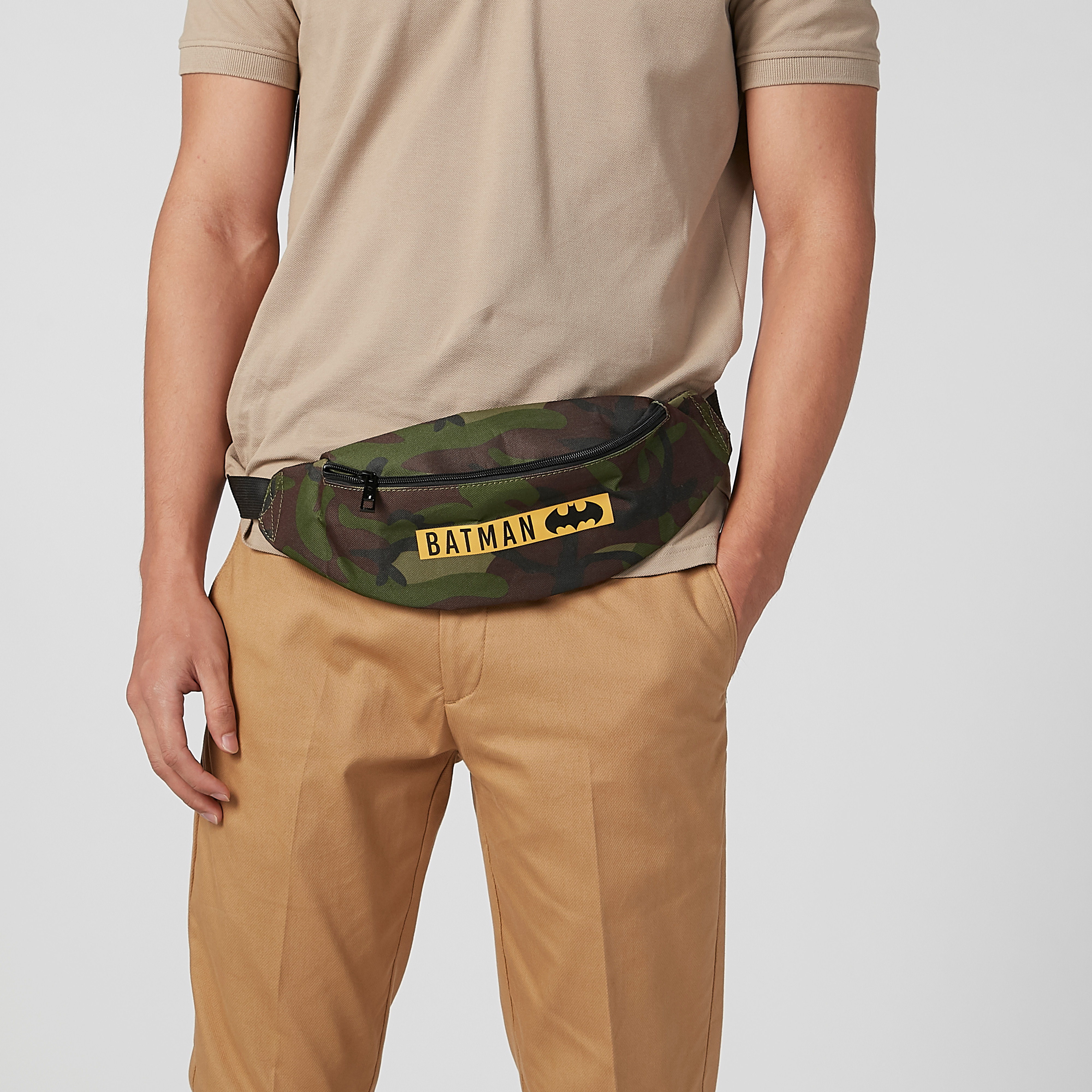 شنطة خصر بحزام قابل للتعديل وإبزيم إغلاق وطبعات باتمان-men-bags-image-2