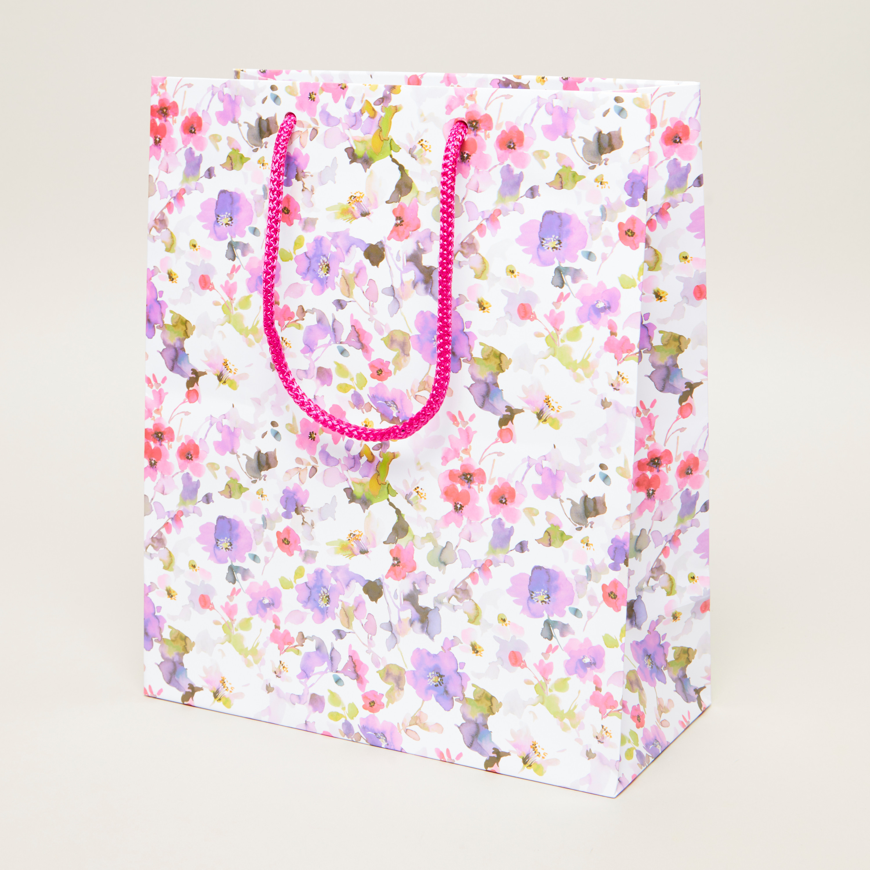شنطة هدايا بطبعات زهرية - 26x12x31 سم-household-giftingaccessories-giftings-image-1