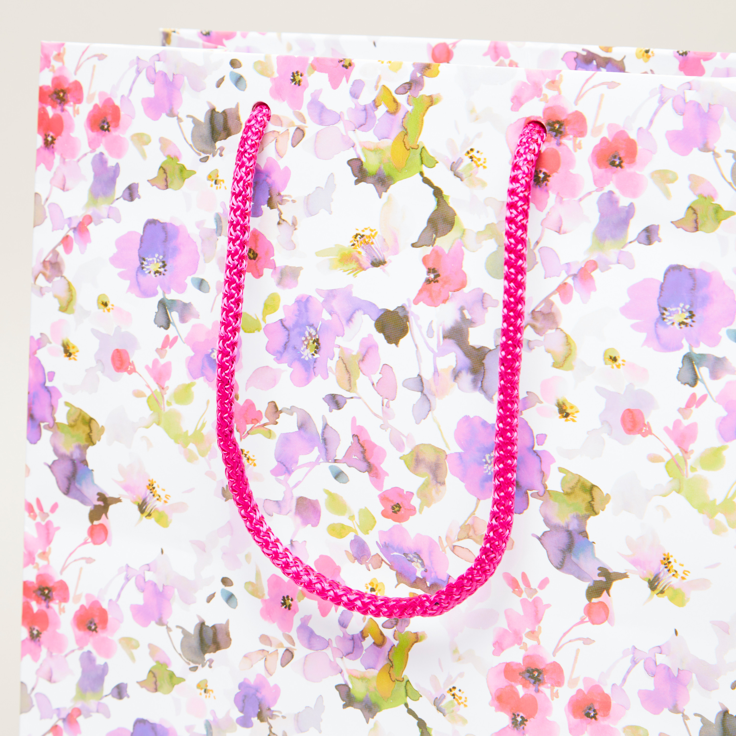 شنطة هدايا بطبعات زهرية - 26x12x31 سم-household-giftingaccessories-giftings-image-2