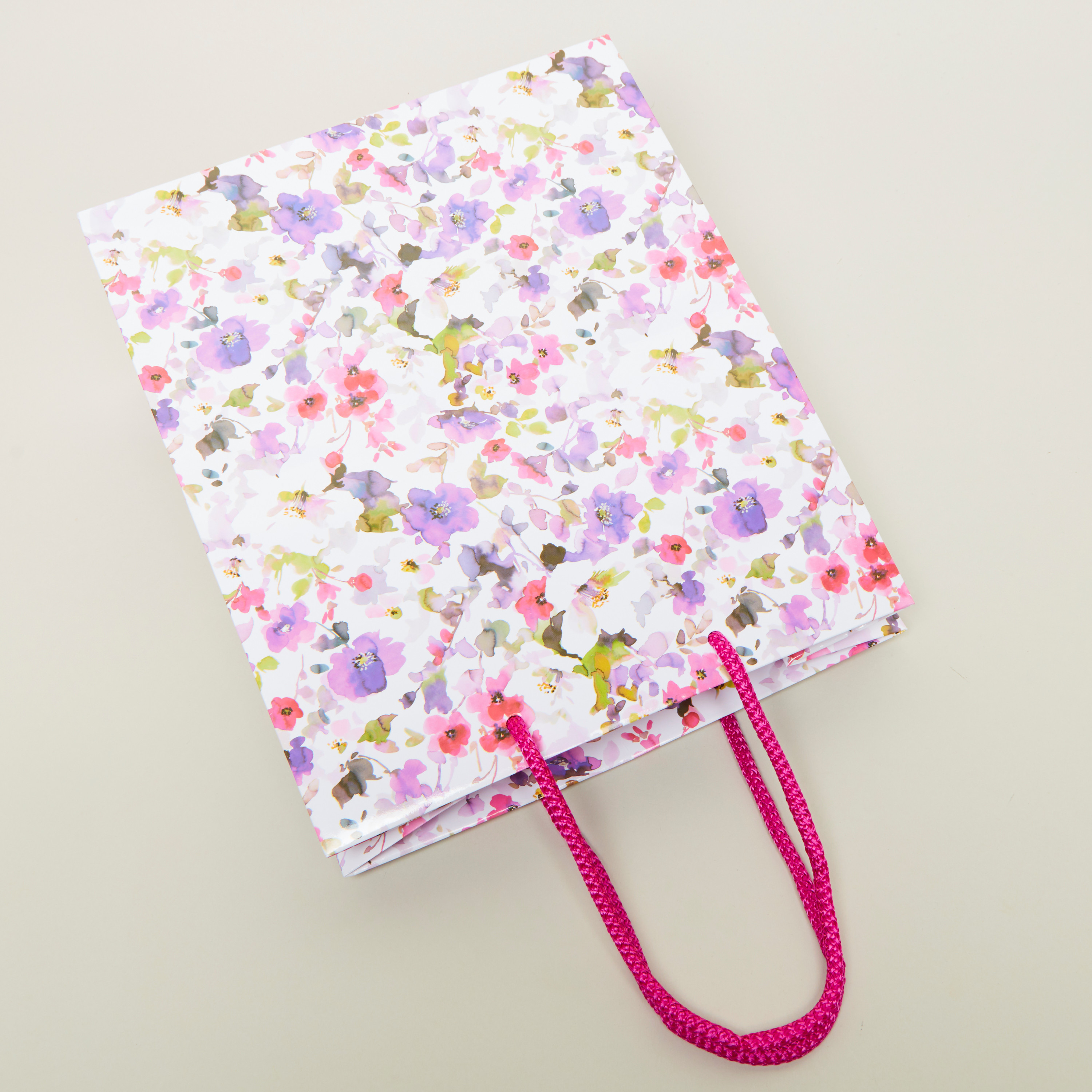 شنطة هدايا بطبعات زهرية - 26x12x31 سم-household-giftingaccessories-giftings-image-3