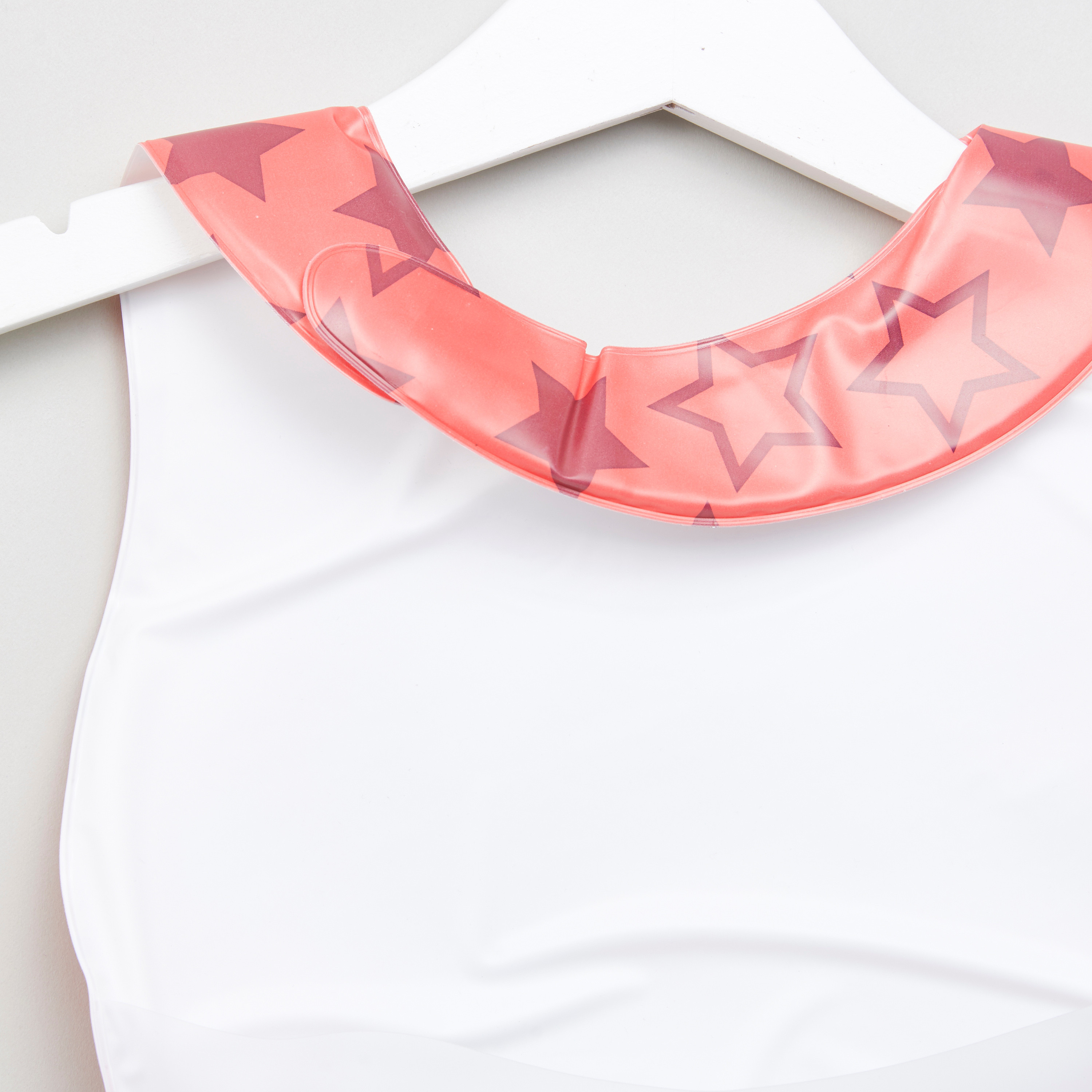 مريلة بشريط إغلاق لاصق وطبعات من جونيورز-baby-feeding-bibs-image-2