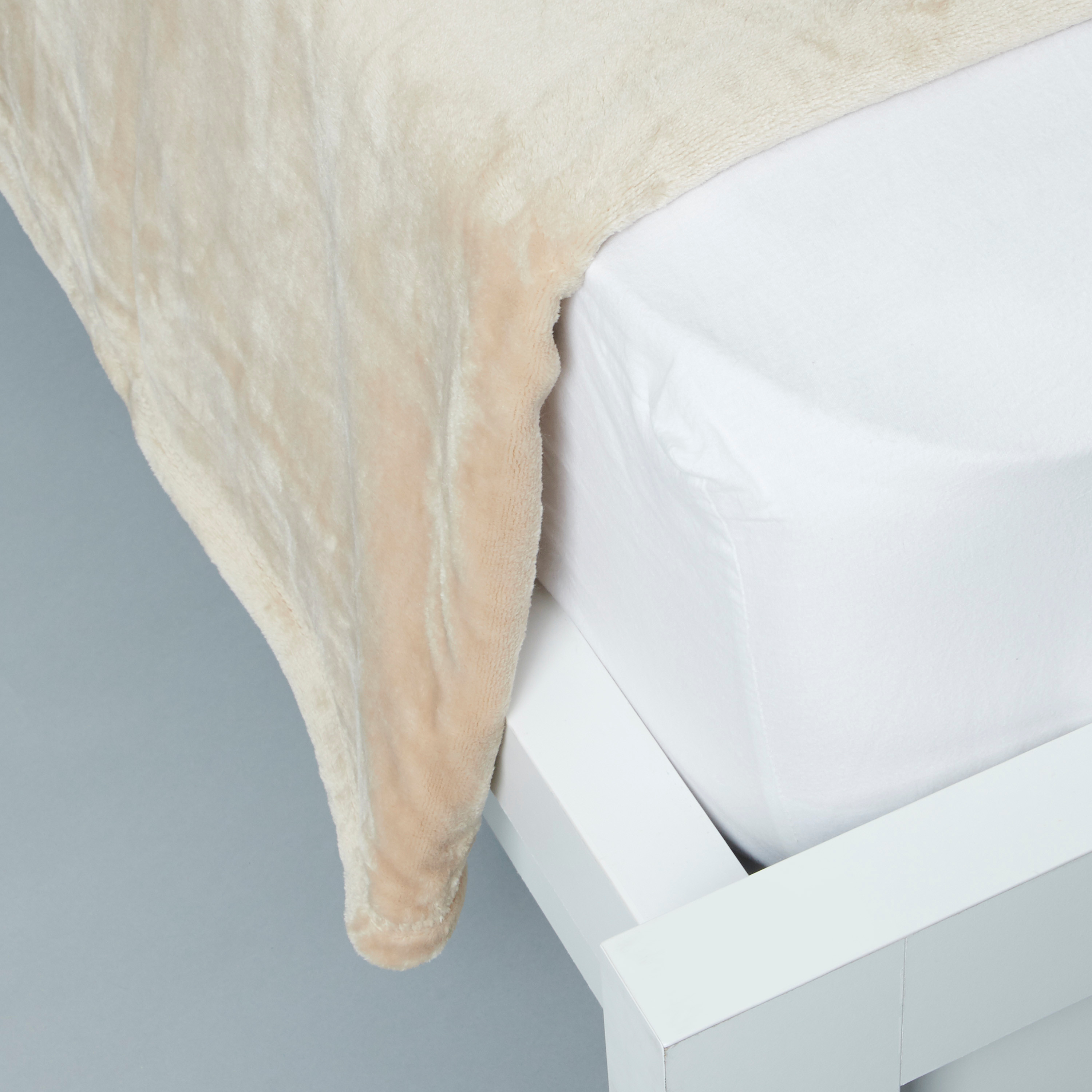 Solid Plush Throw - 180x150 cms-household-cushionsandthrows-throwsandblankets-throws-image-3