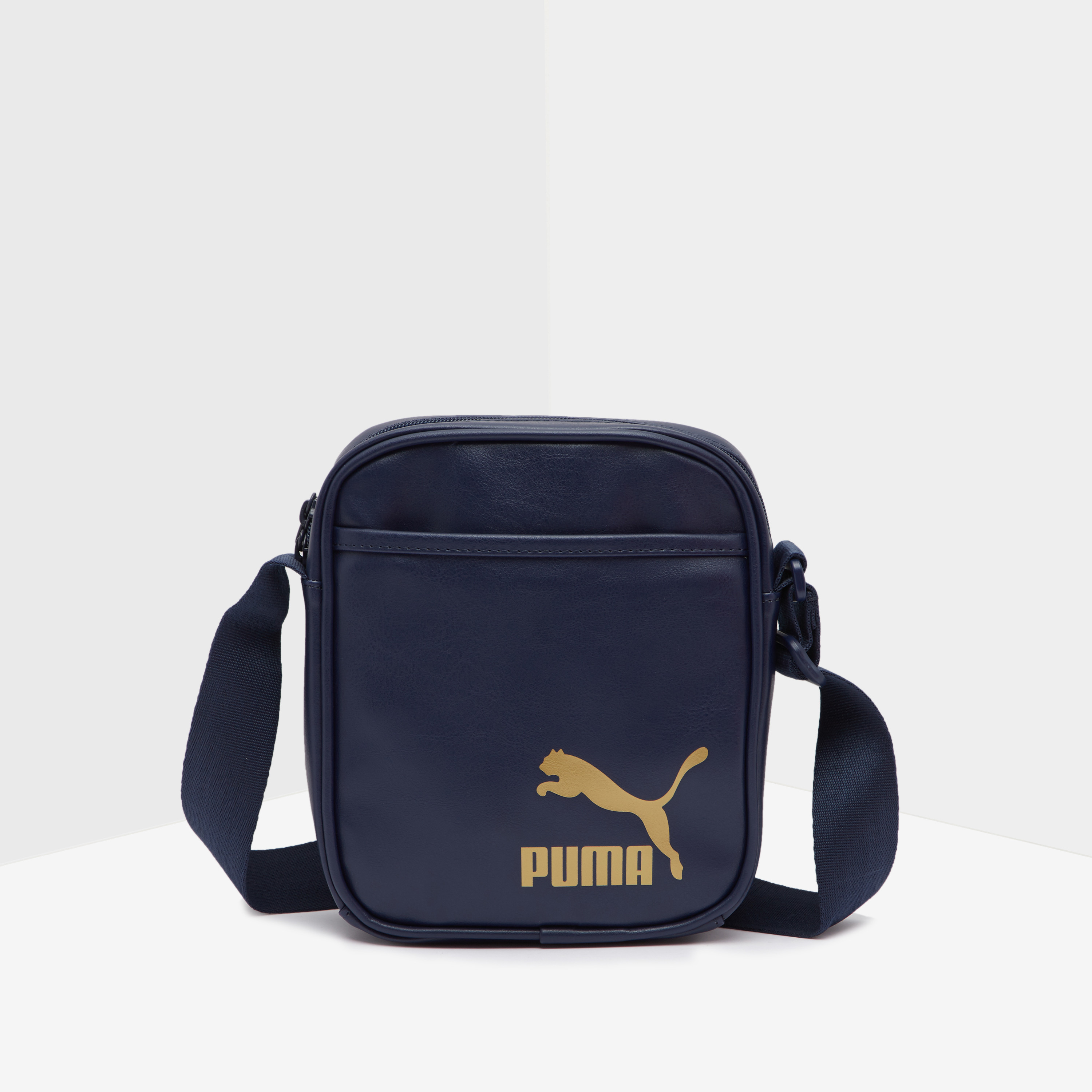 شنطة كروس بودي بطبعات وحزام قابل للتعديل من بوما-men-bags-image-1
