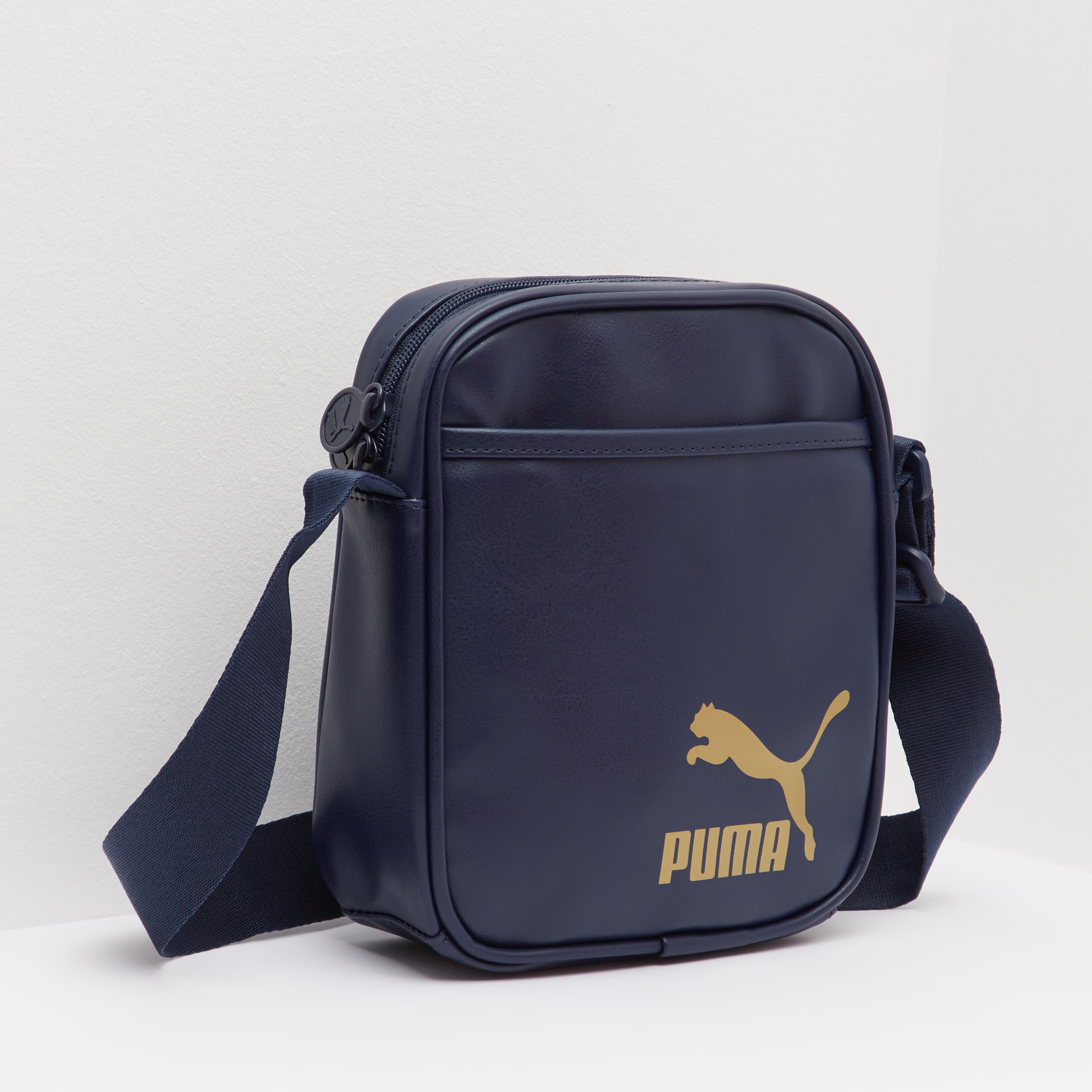 شنطة كروس بودي بطبعات وحزام قابل للتعديل من بوما-men-bags-image-3