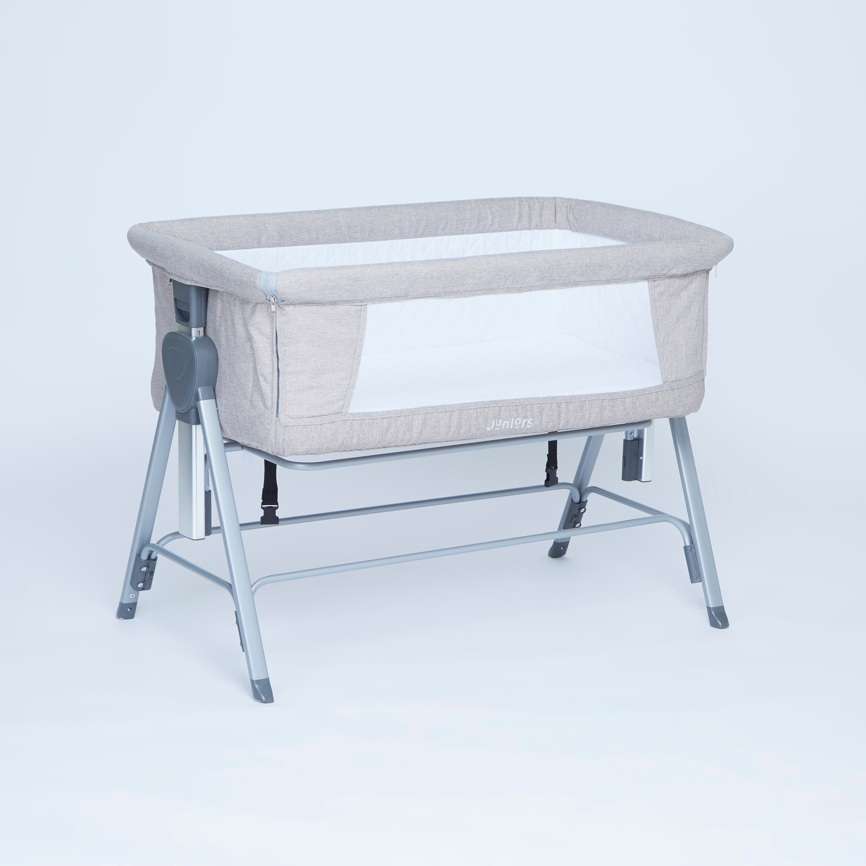 سرير جانبي بيرسي من جونيورز-baby-nursery-furniture-cribsandbeds-bassinets-image-1