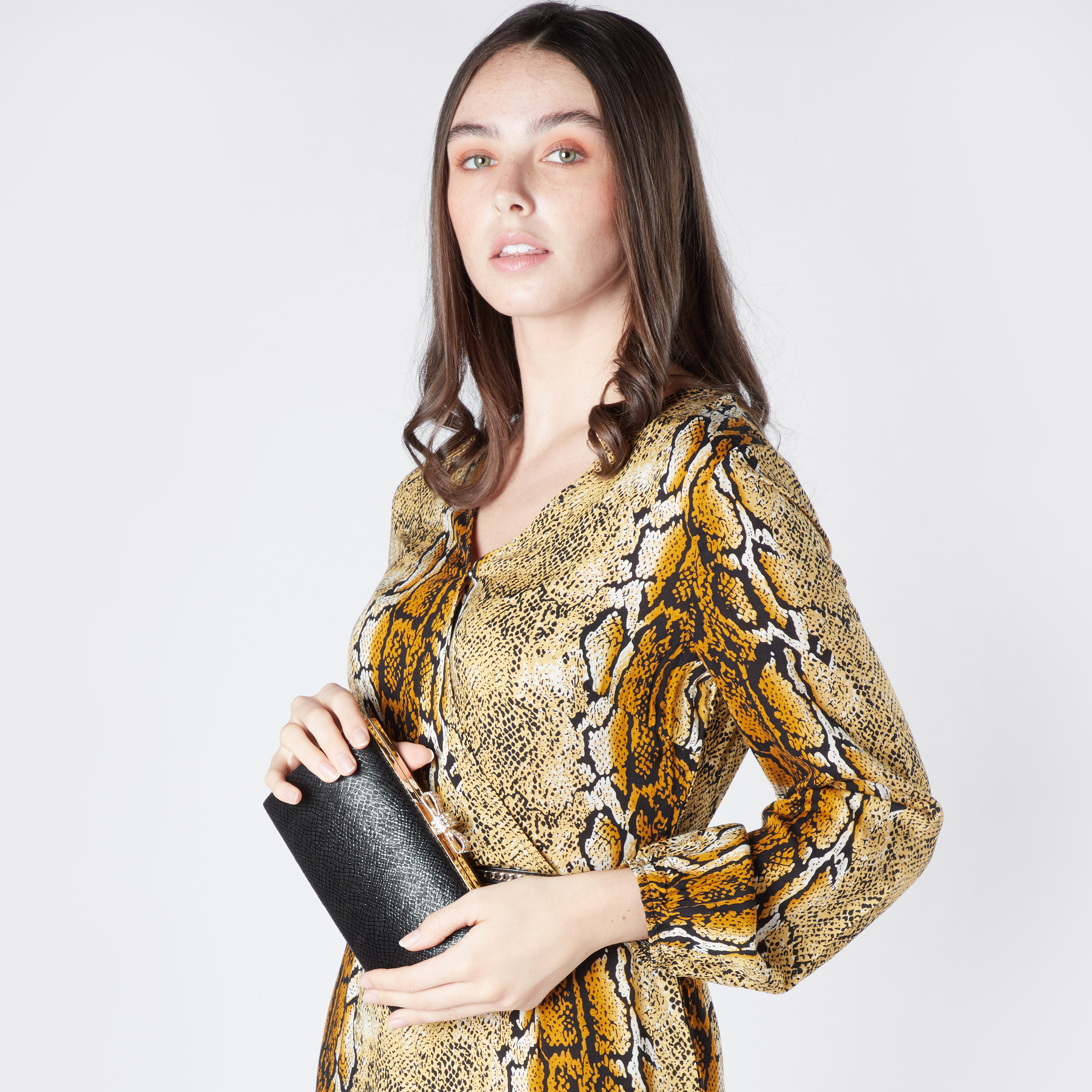 شنطة كلاتش بارزة الملمس مزينة بفيونكة من ساشا-women-bagsandwallets-handbags-image-2