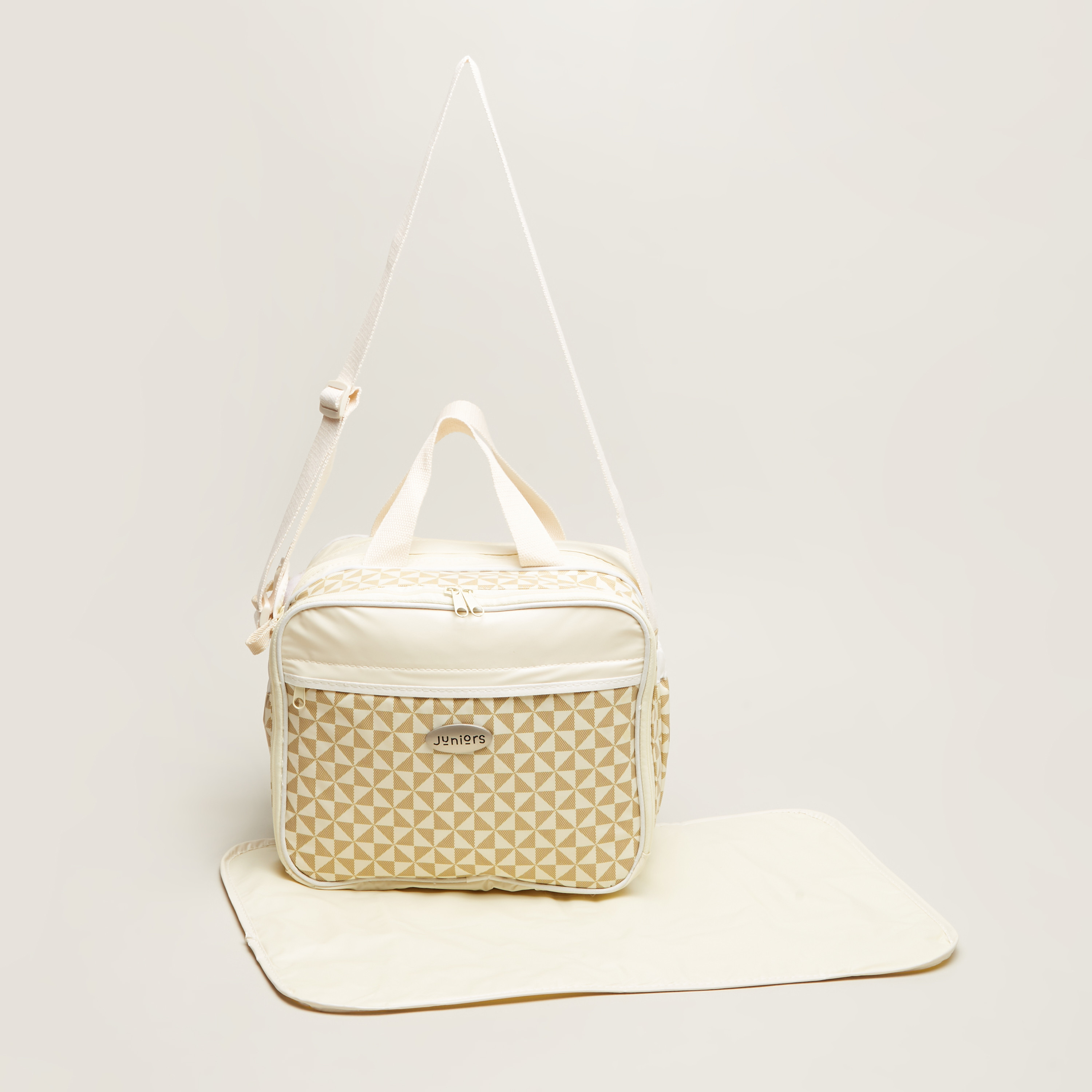 شنطة حفاضات بطبعات من جونيورز-baby-gear-diaperbags-image-1