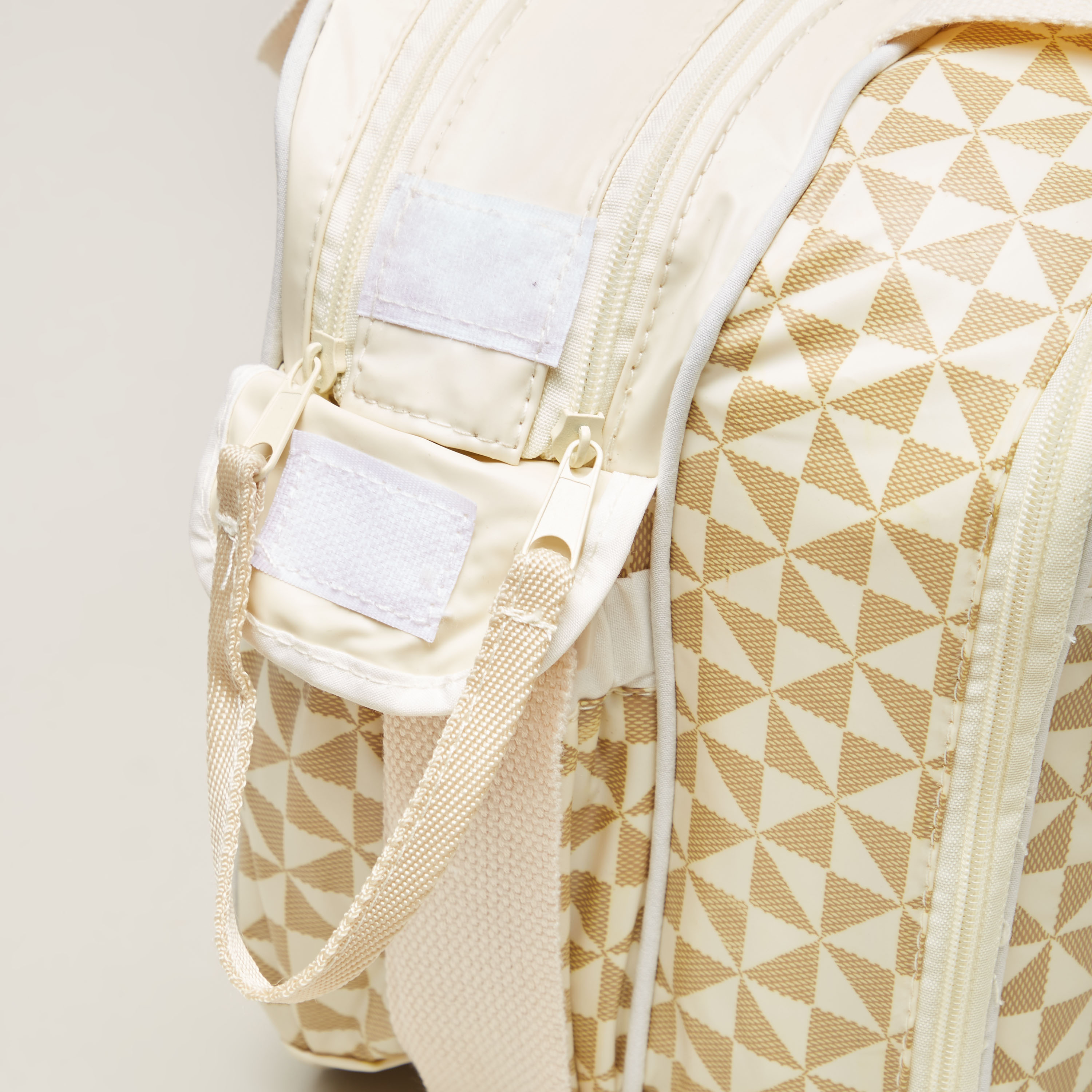 شنطة حفاضات بطبعات من جونيورز-baby-gear-diaperbags-image-5