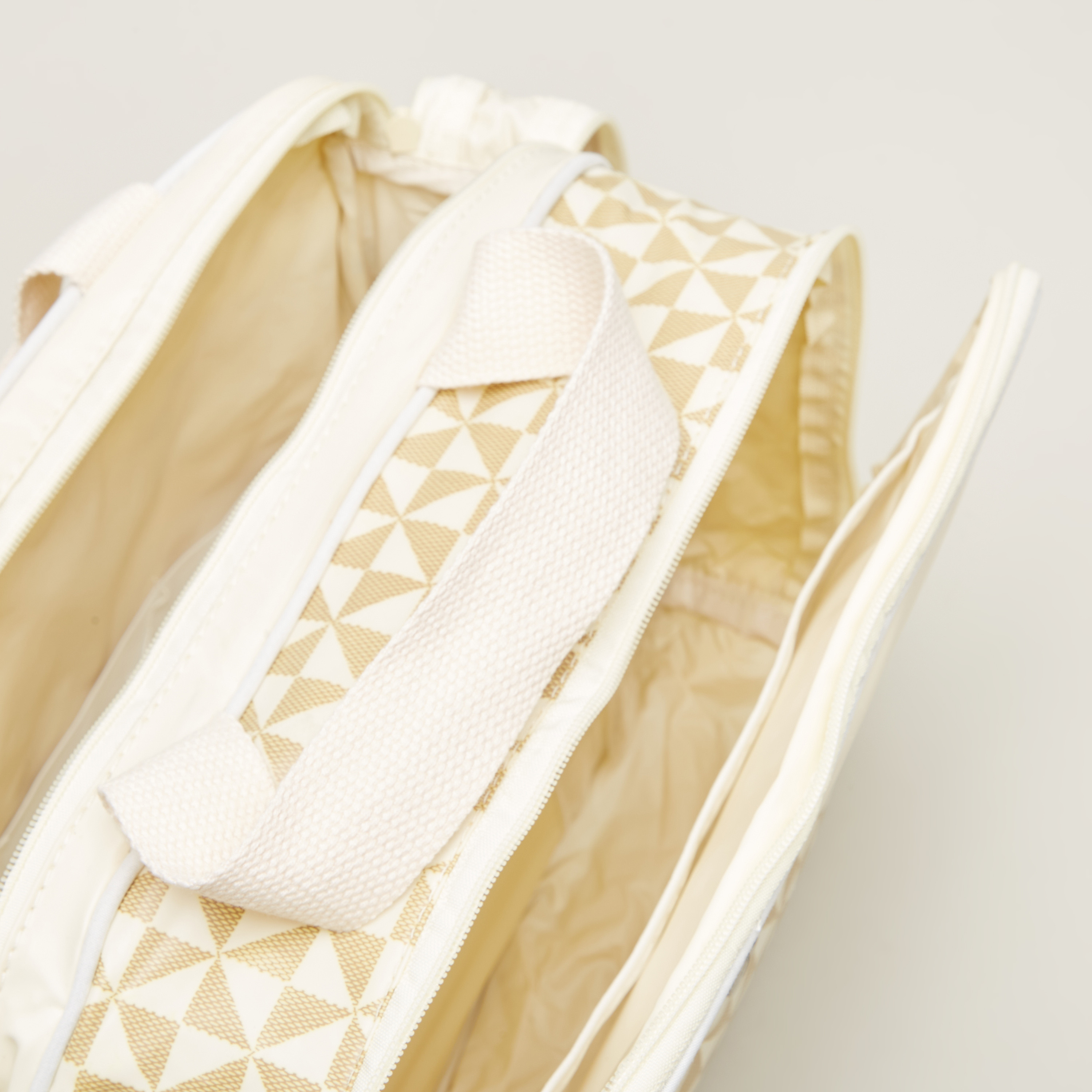 شنطة حفاضات بطبعات من جونيورز-baby-gear-diaperbags-image-6