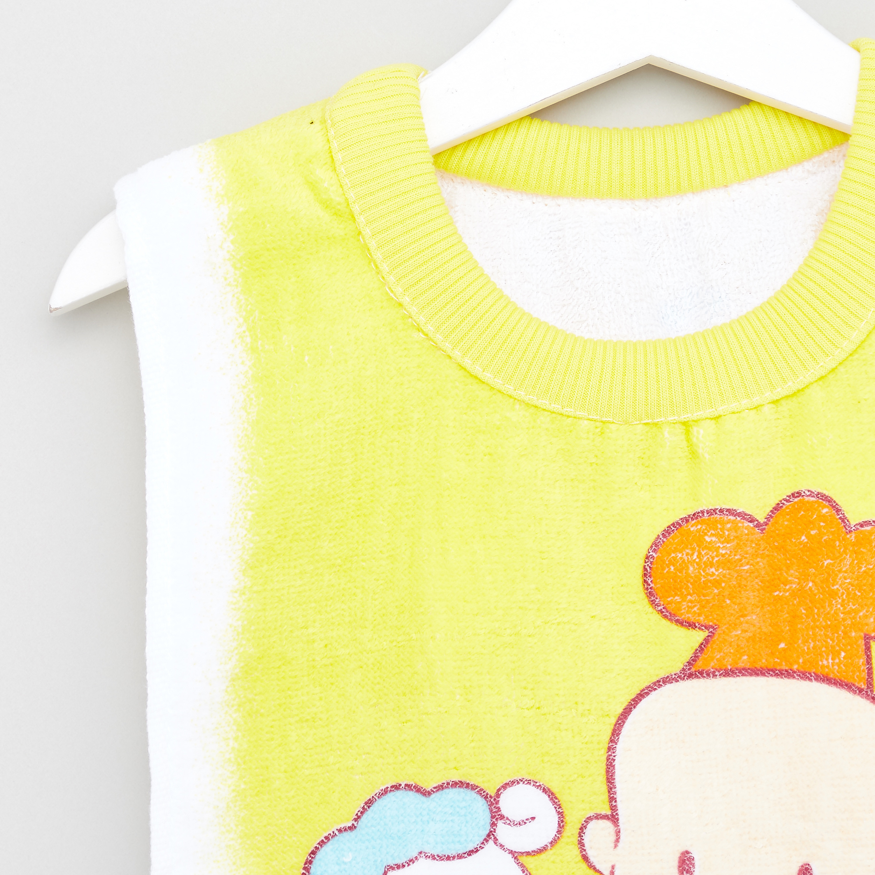 مريلة بطبعات وتفاصيل شراشيب من آي نون-baby-feeding-bibs-image-2