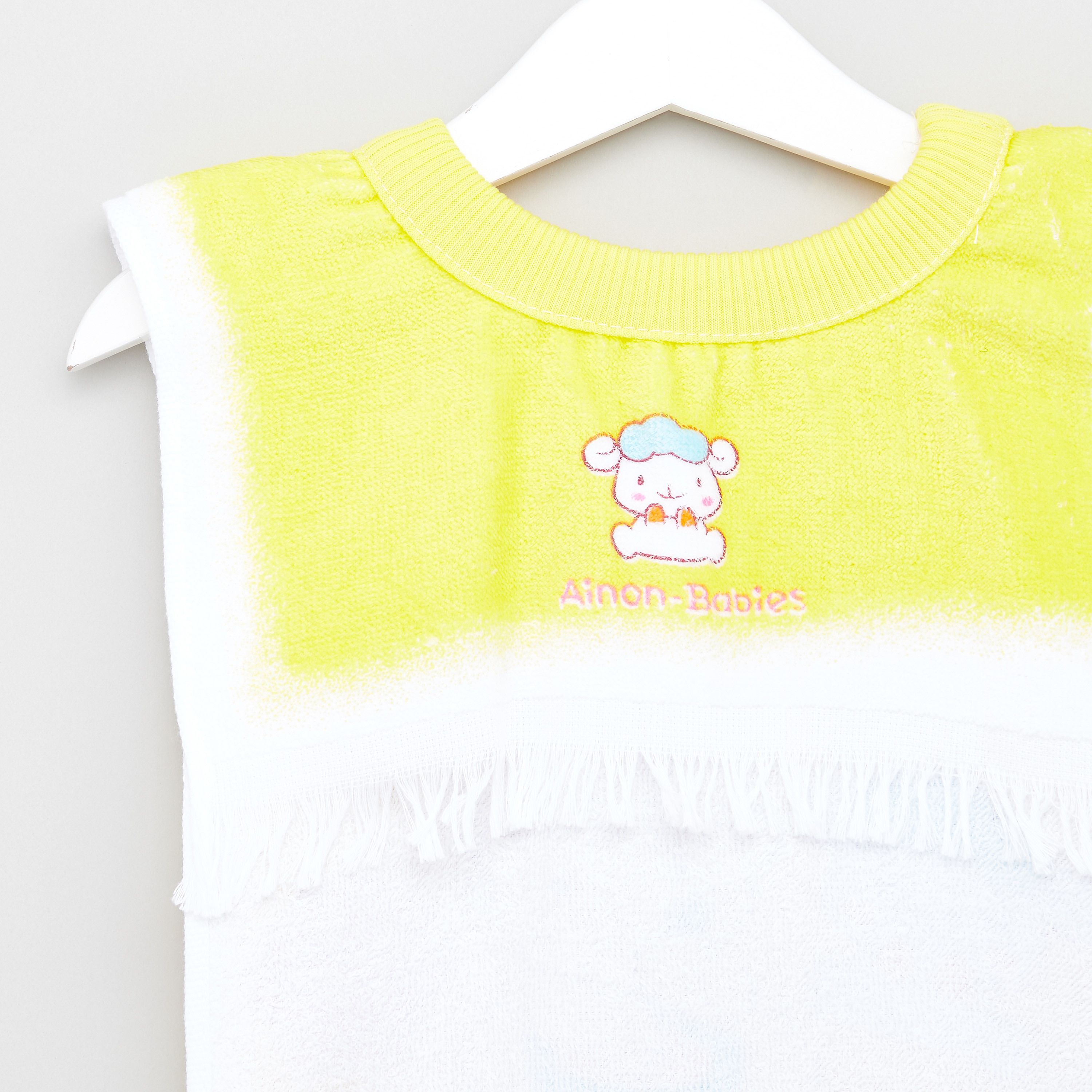 مريلة بطبعات وتفاصيل شراشيب من آي نون-baby-feeding-bibs-image-5
