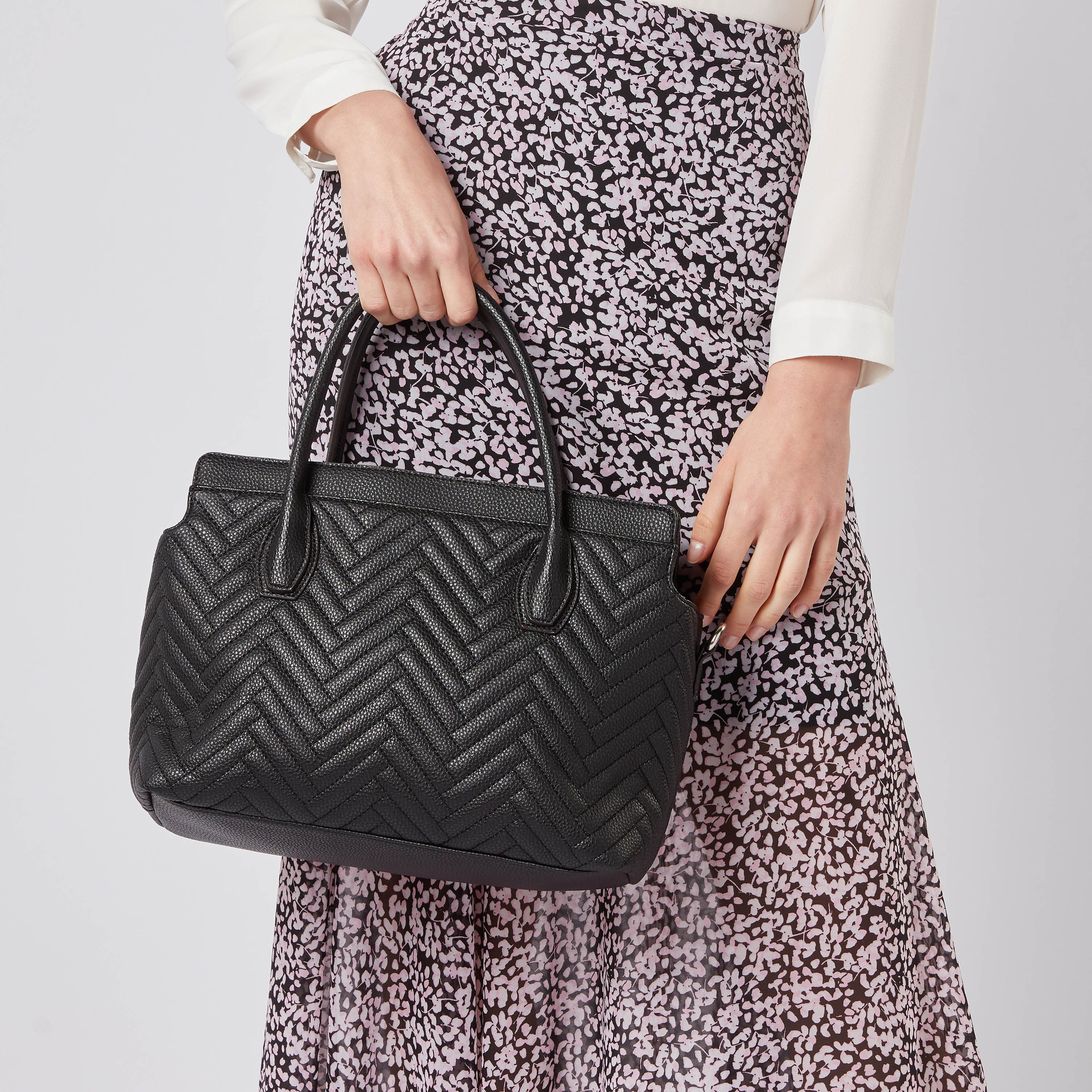 شنطة توت مبطّنة من ساشا-women-bagsandwallets-handbags-image-2