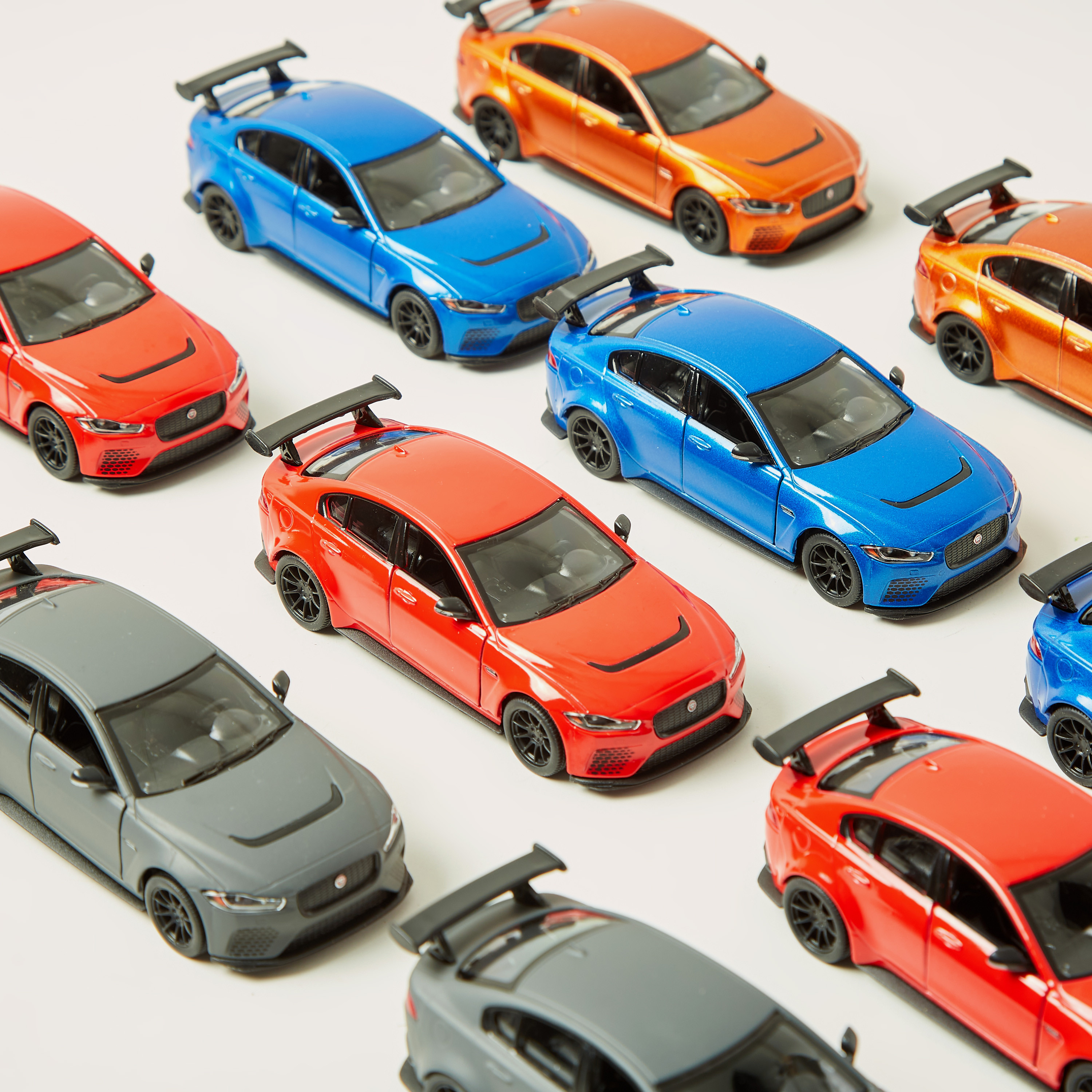 لعبة سيارة 5 جاغوار طراز إكس أس في بروجكت 8 من كينزمارت-toys-playvehicles-cars-image-2