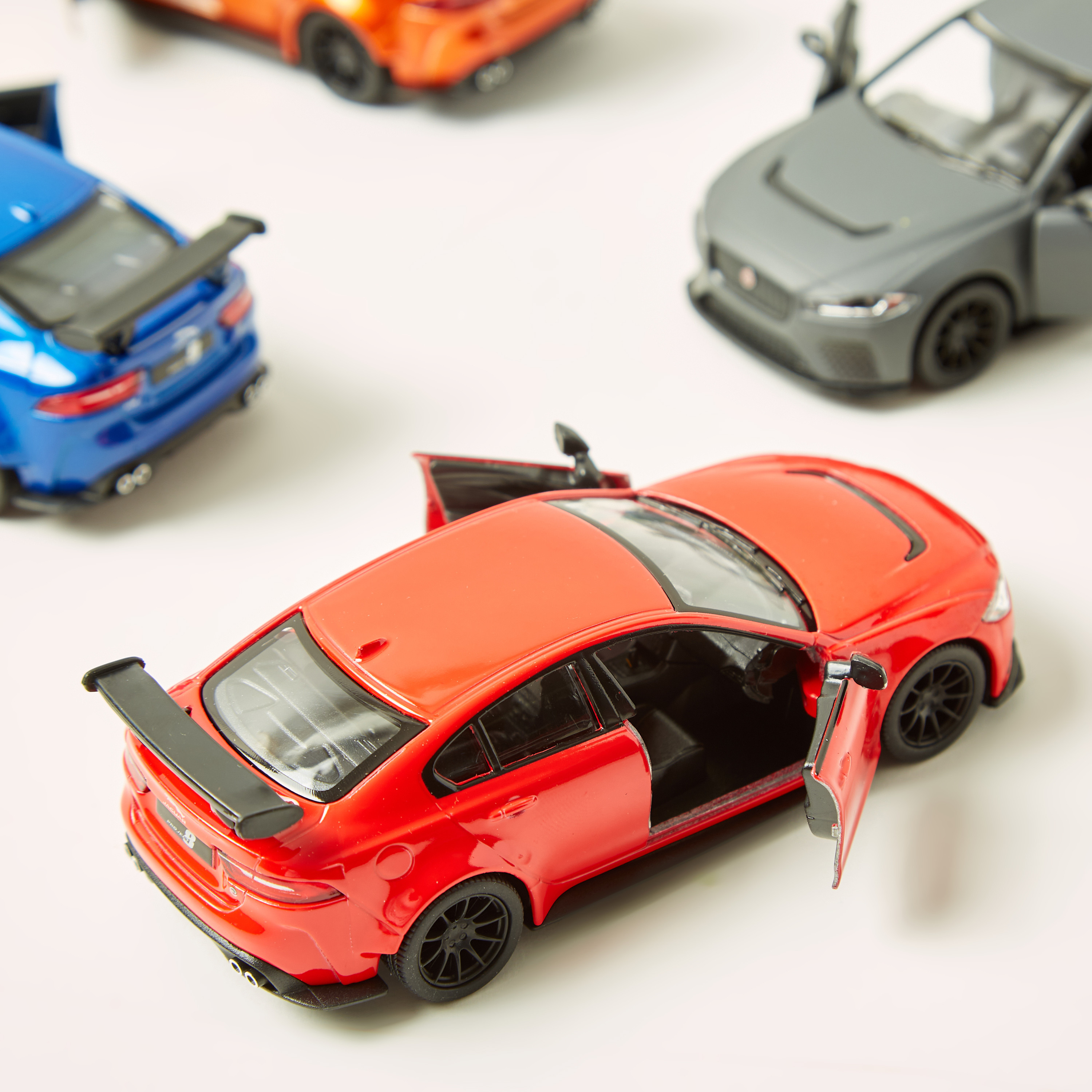 لعبة سيارة 5 جاغوار طراز إكس أس في بروجكت 8 من كينزمارت-toys-playvehicles-cars-image-6