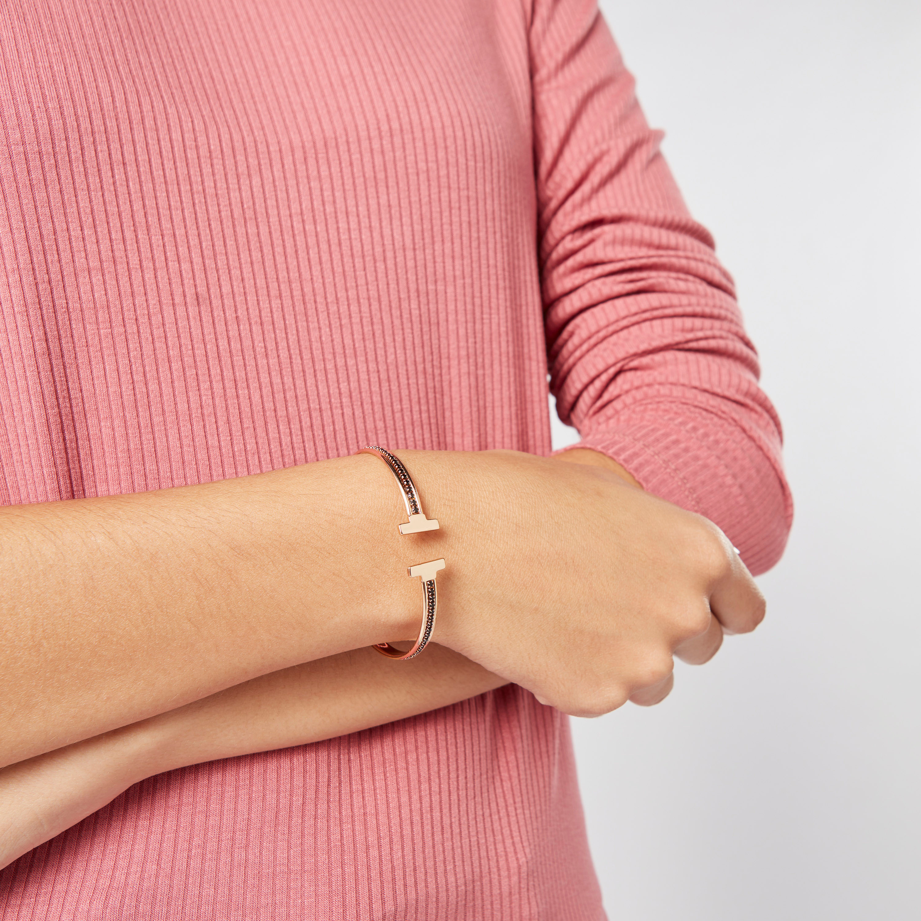 إسورة مفتوحة بتصميم مرصعة بالكريستال من جيت-women-watchesandjewellery-jewellery-banglesandbracelets-image-2