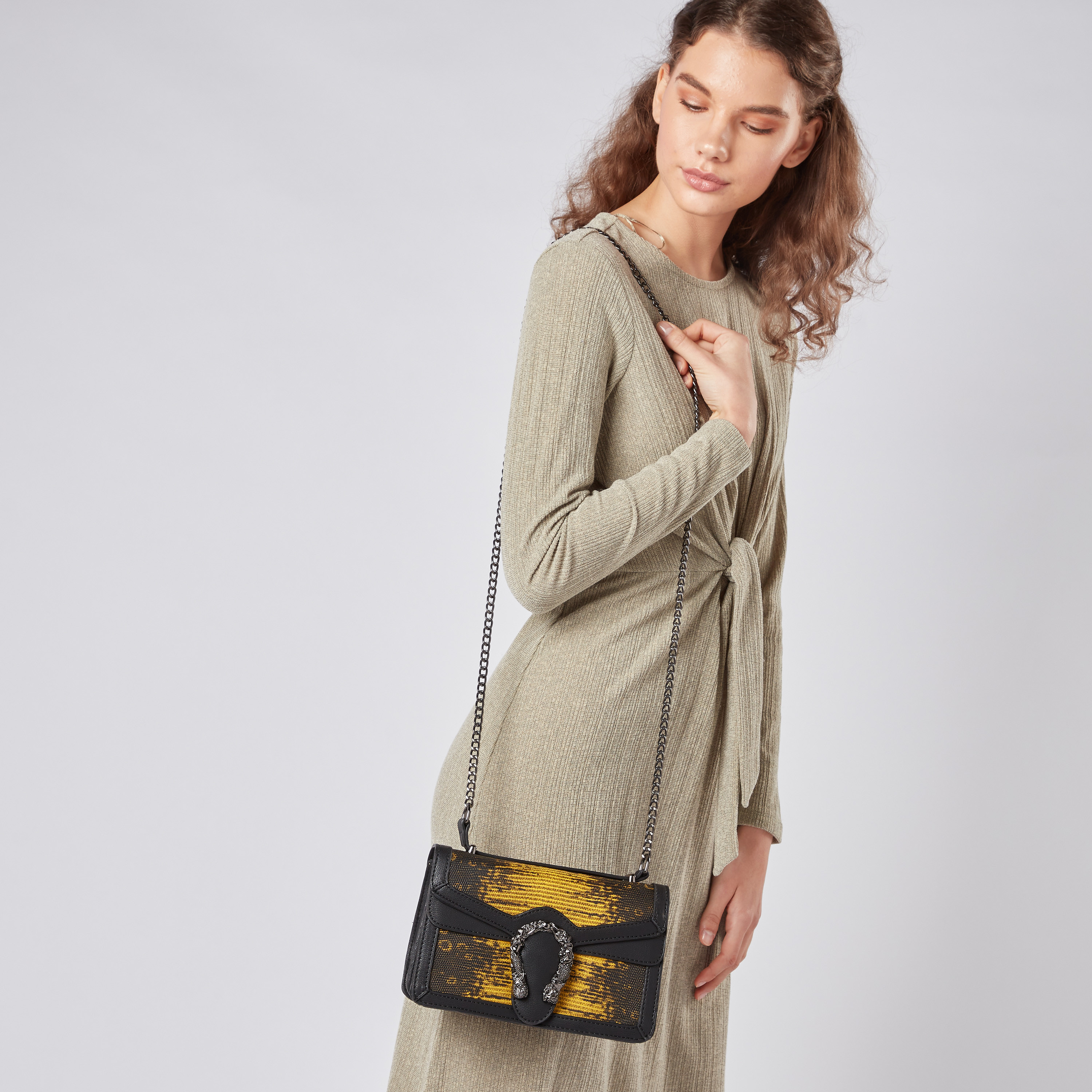 شنطة ساتشيل بارزة الملمس بحدوة حصان مثنية من ساشا-women-bagsandwallets-handbags-image-2