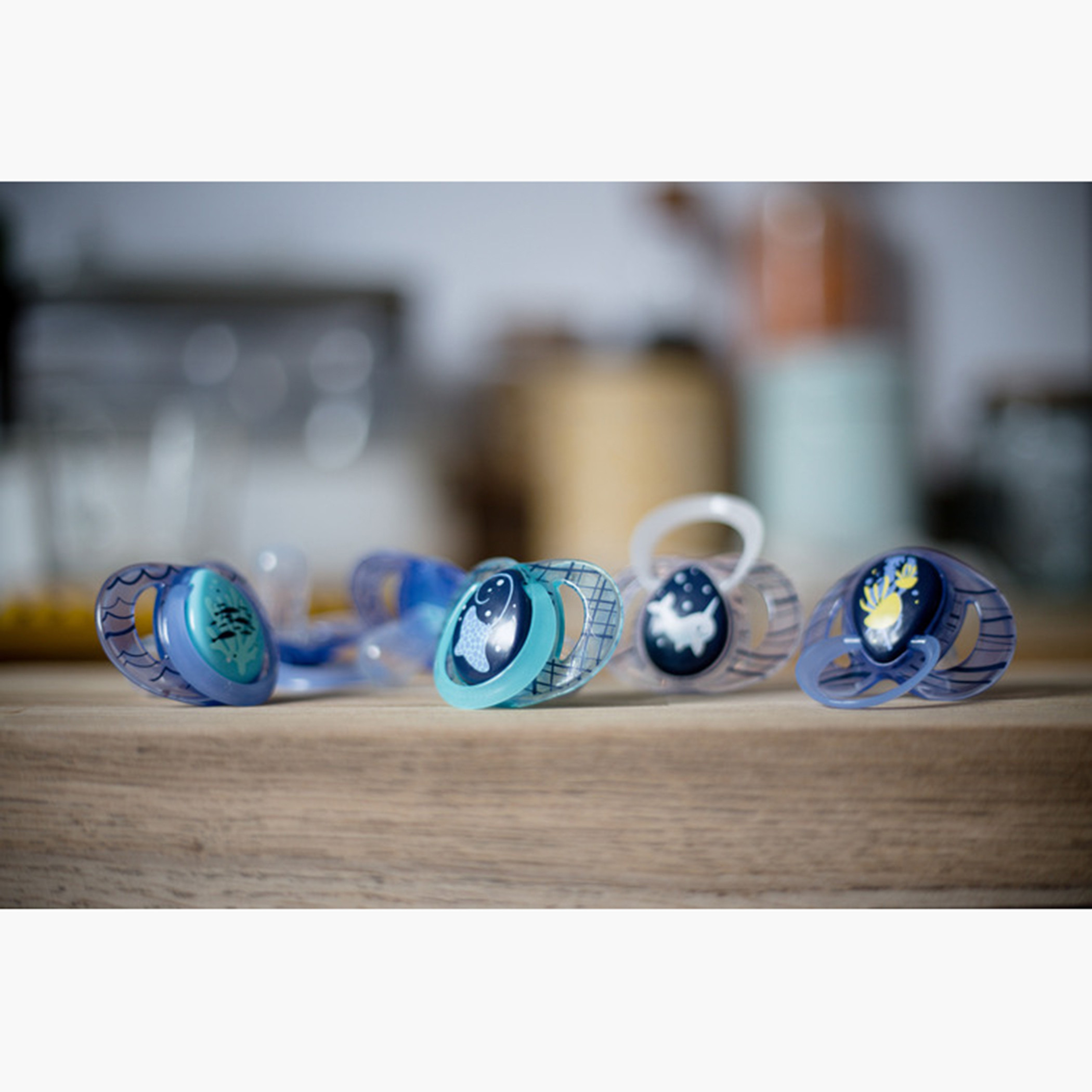 لهاية تضيء في الظلام من تومي تيبي - ألوان متنوعة-baby-feeding-pacifiers-image-10