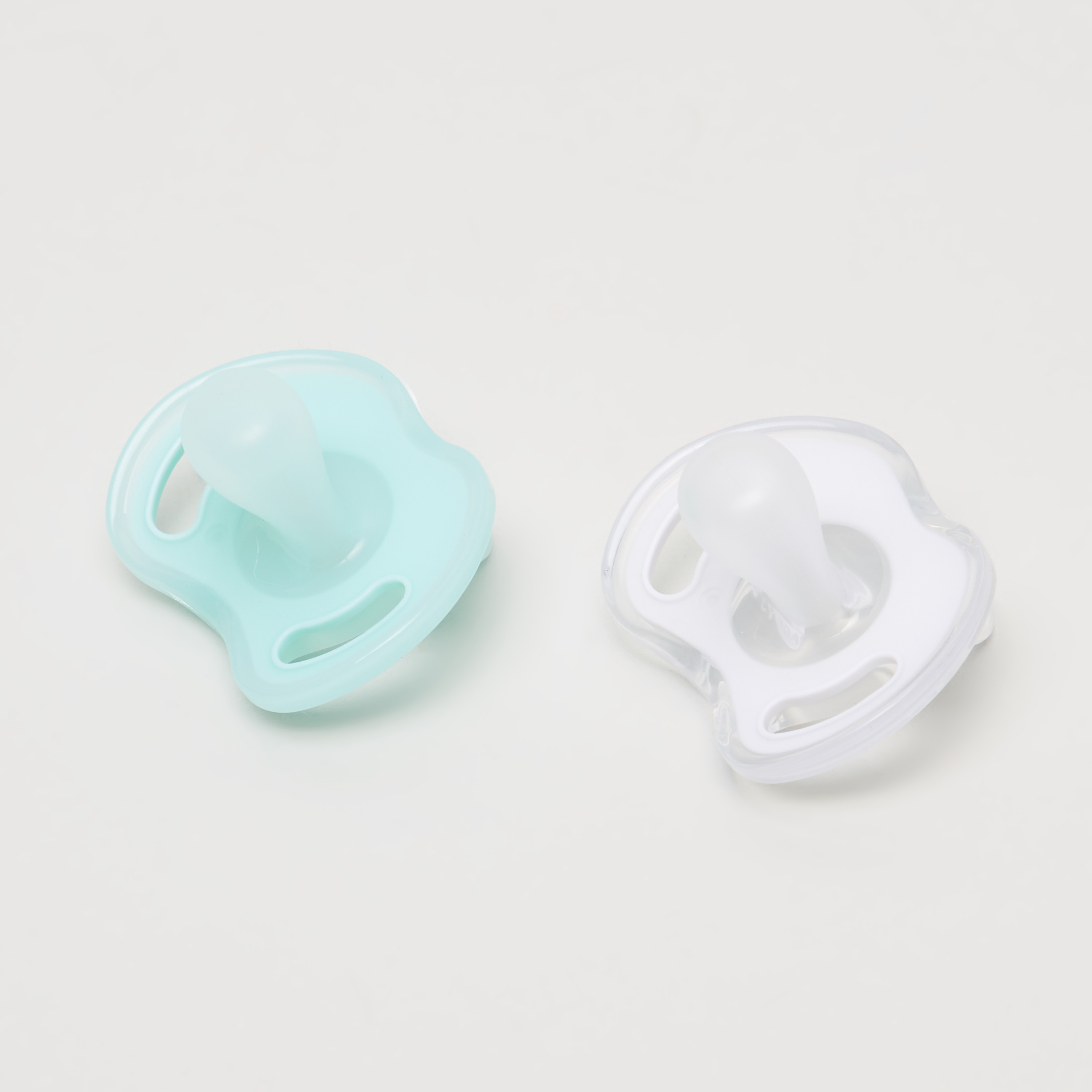 لهاية أطفال ألترا لايت من تومي تيبي - طقم من قطعتين-baby-feeding-pacifiers-image-2