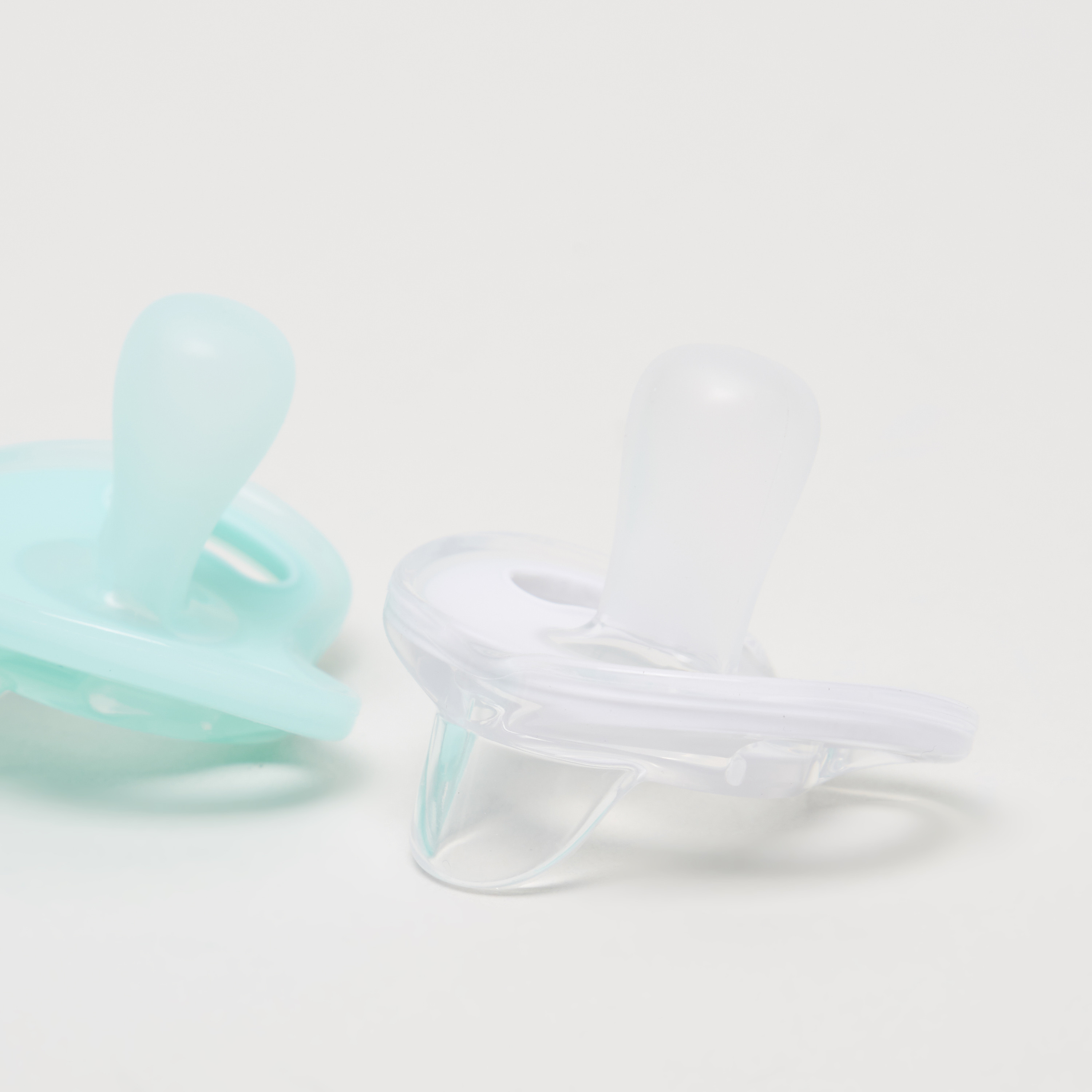 لهاية أطفال ألترا لايت من تومي تيبي - طقم من قطعتين-baby-feeding-pacifiers-image-4