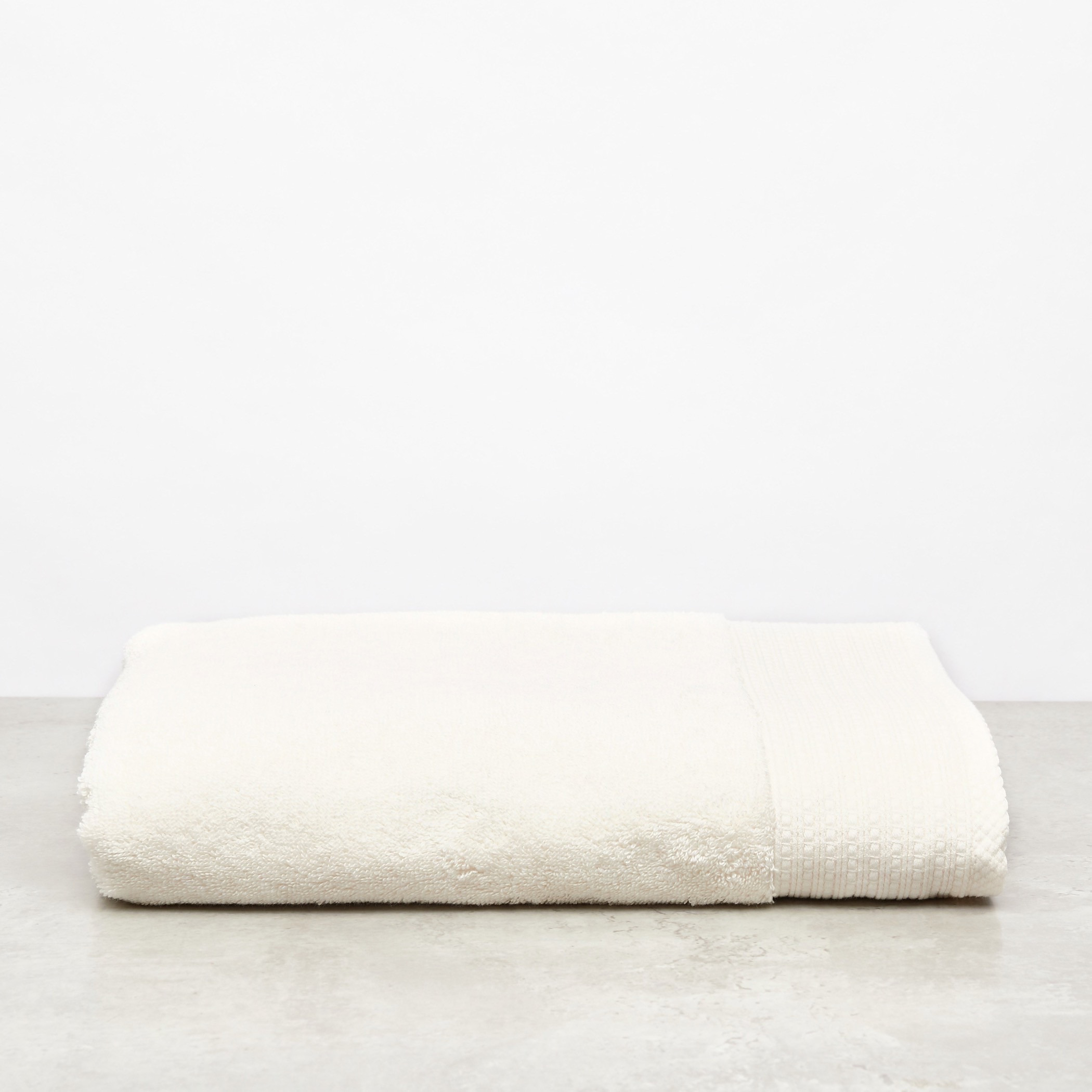 منشفة حمّام بارزة الملمس - 70x140 سم-household-bathandlaundry-bathlinen-towels-image-1