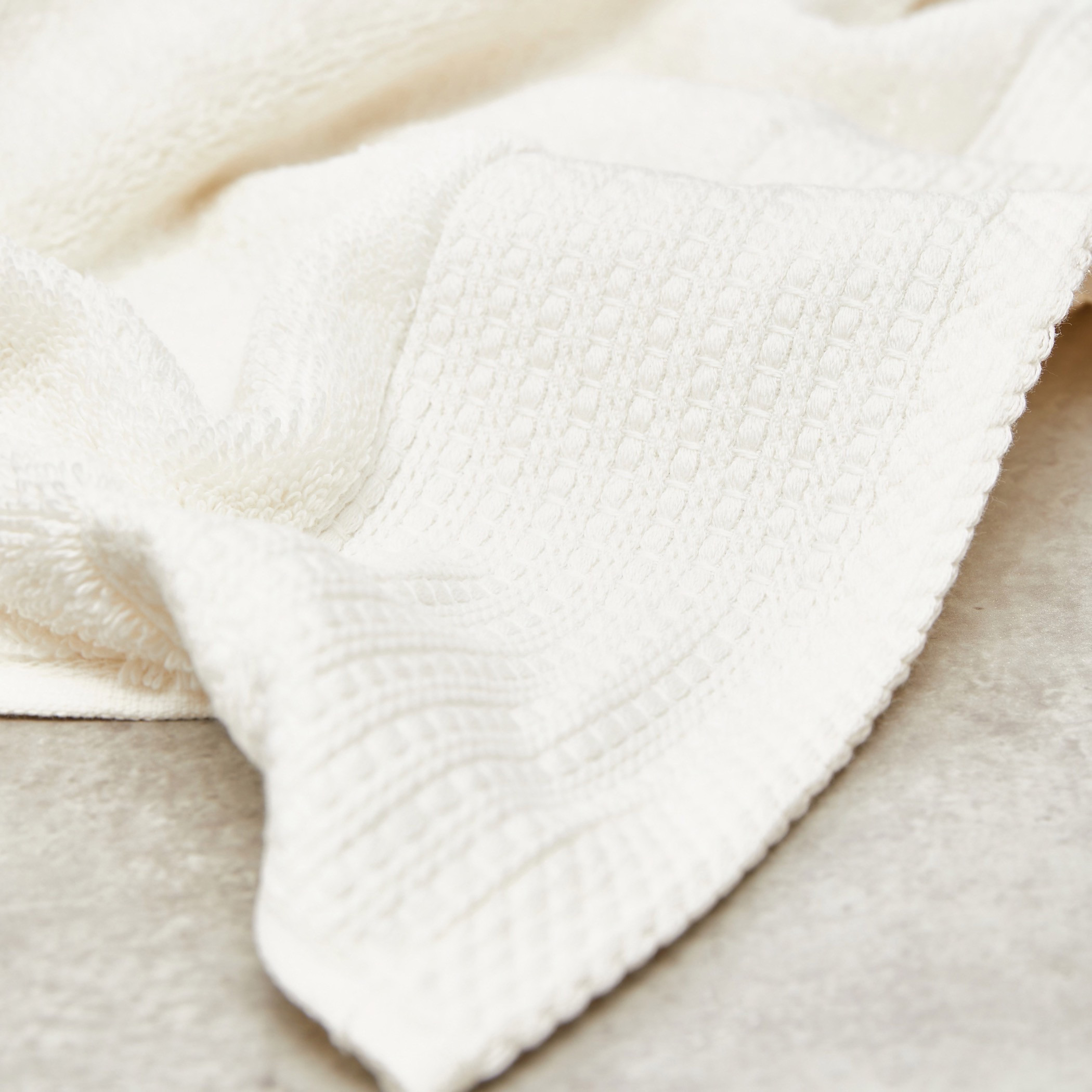 منشفة حمّام بارزة الملمس - 70x140 سم-household-bathandlaundry-bathlinen-towels-image-3