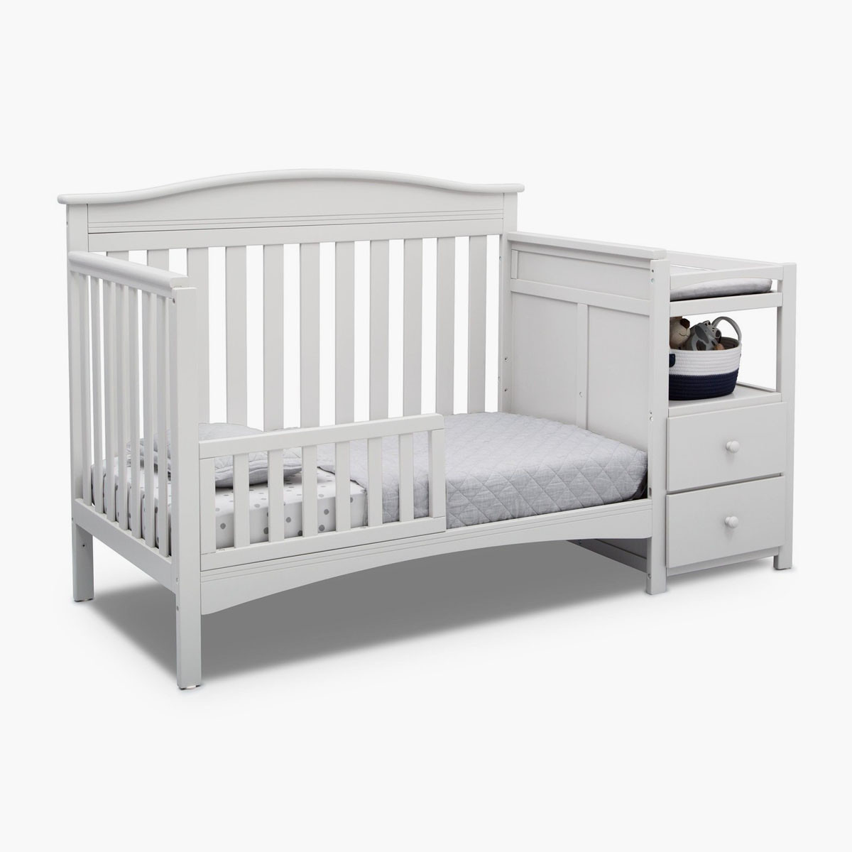 Delta 4 in 1 crib with changing outlet table