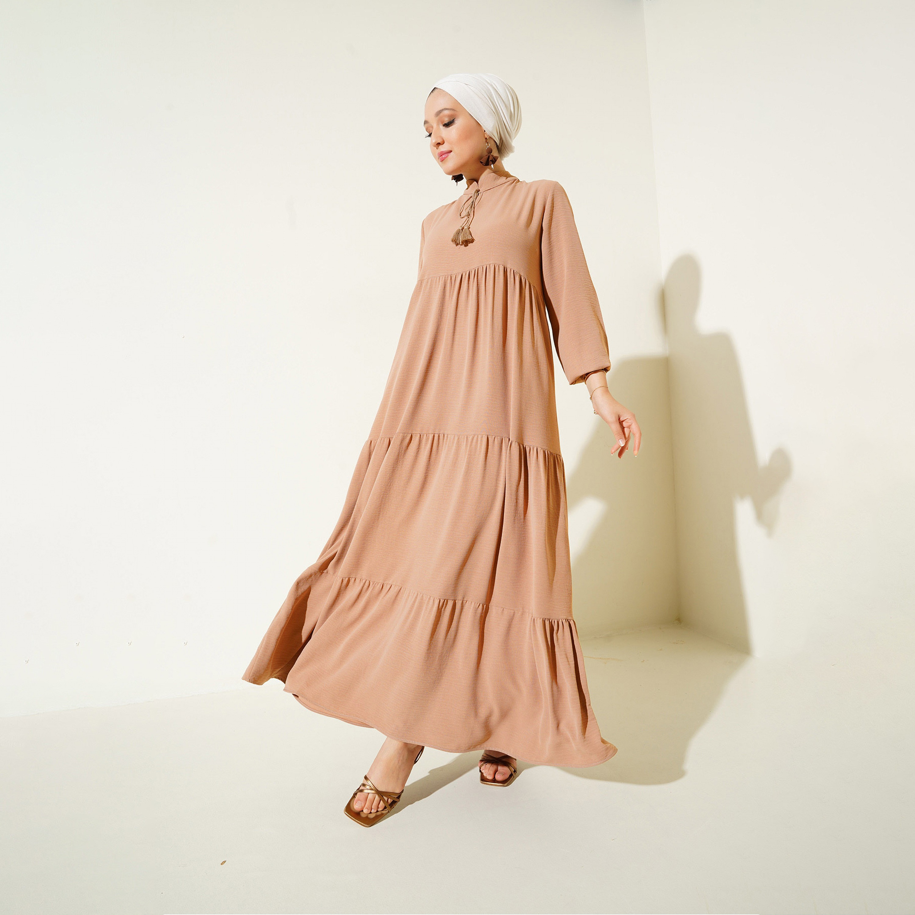 فستان ماكسي نسائي بياقة الماندرين مع ربطة عنق وطبقات من بيجدارت-women-clothing-dresses-image-13