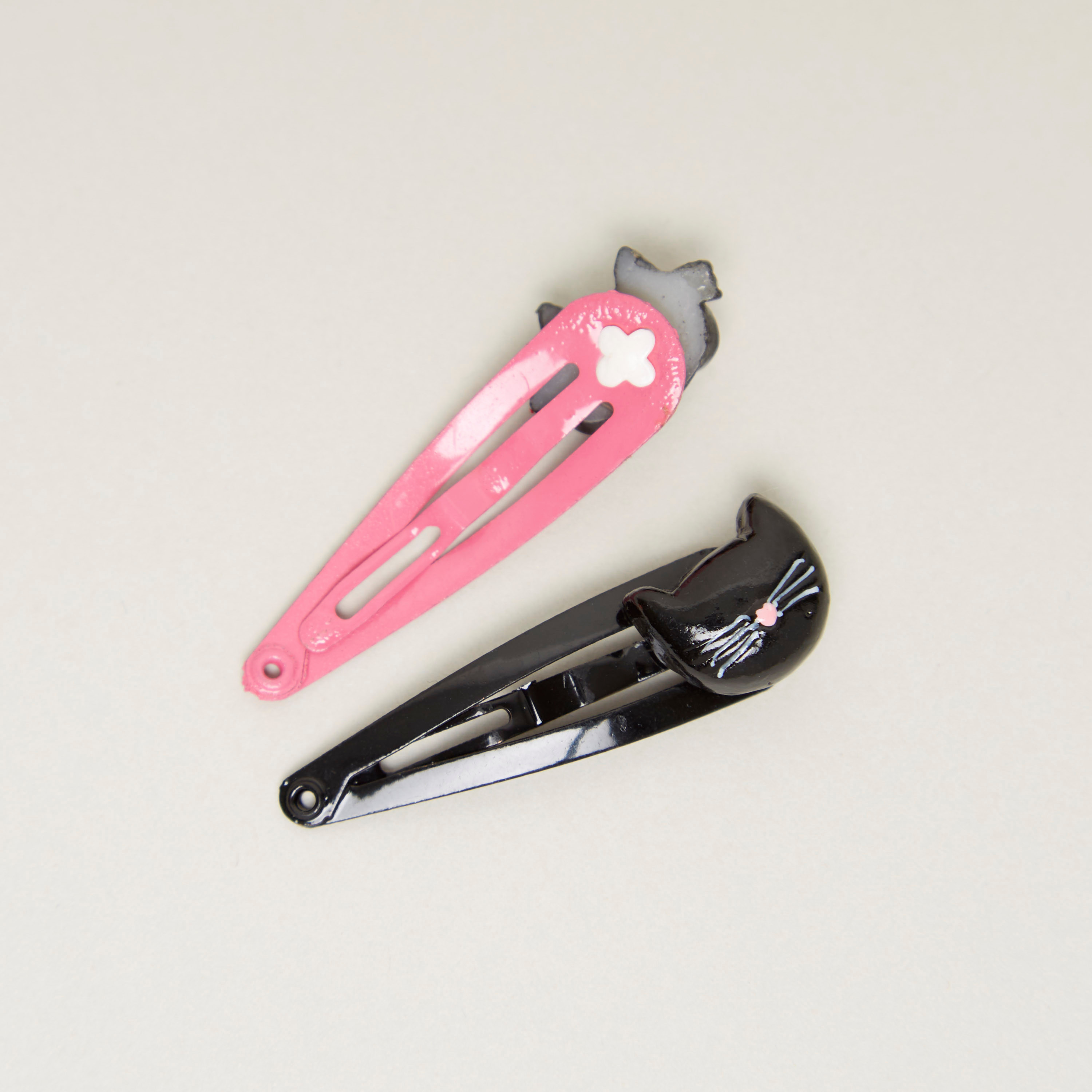 دبابيس شعر بتزيينات قطة من تشارمز- طقم من قطعتين-baby-girls-accessories-hairaccessories-image-2