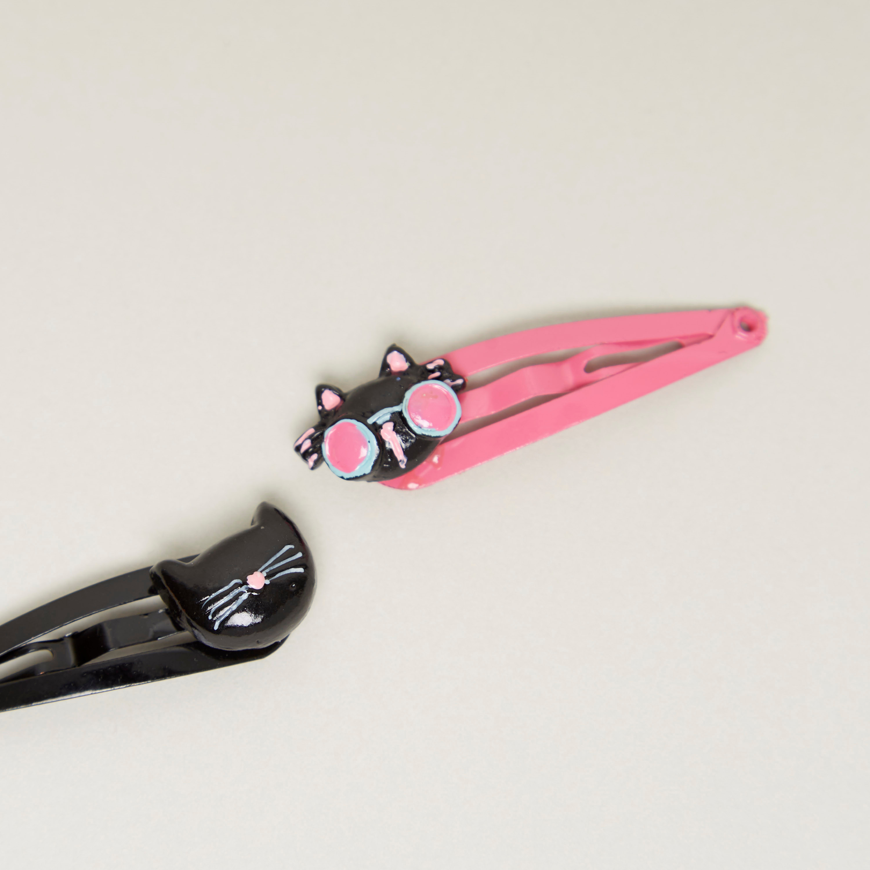 دبابيس شعر بتزيينات قطة من تشارمز- طقم من قطعتين-baby-girls-accessories-hairaccessories-image-3