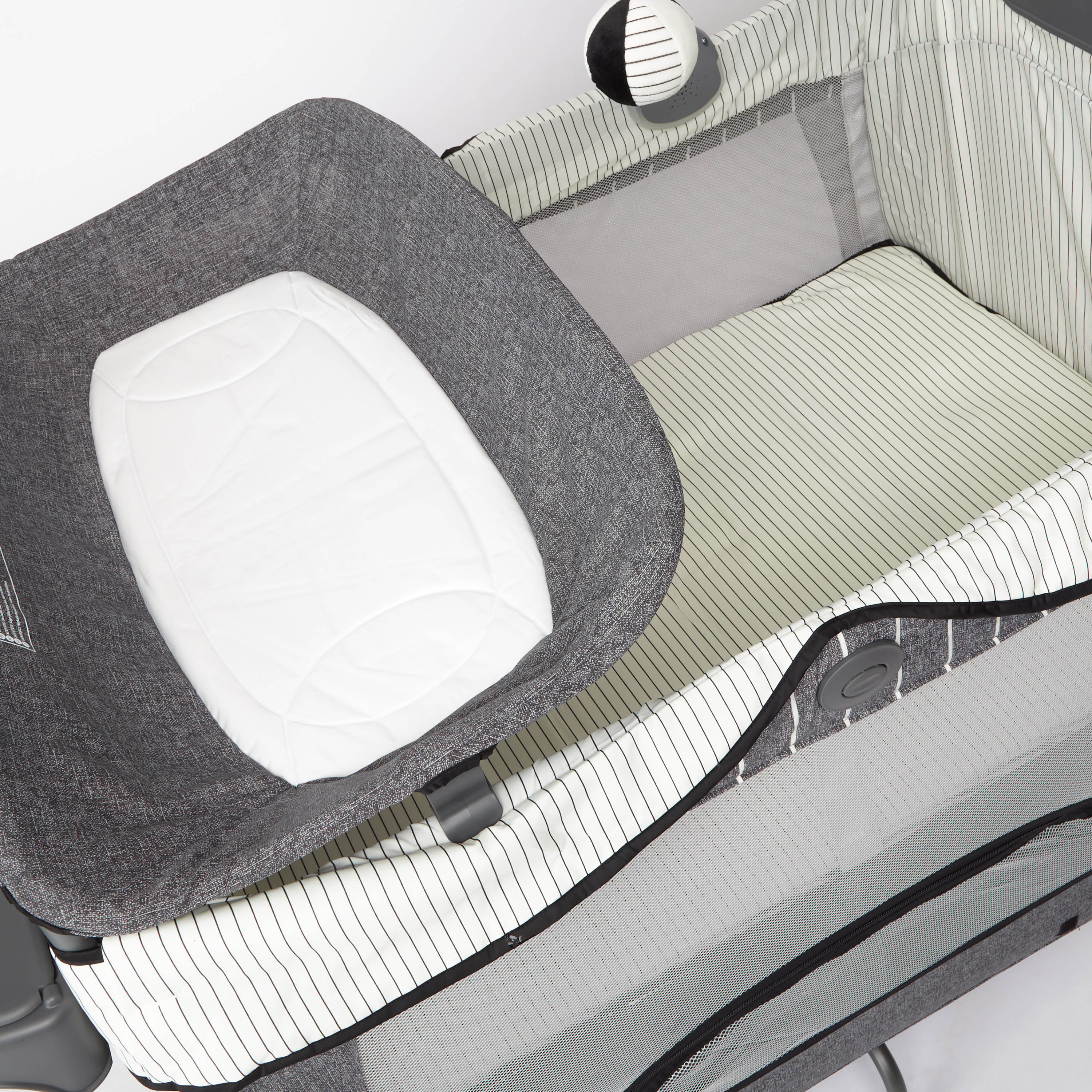 سریر جراكو كونتور بريستيج رمادي داكن للسفر مع لعبة بار وموسيقى (حتى 3 سنوات)-baby-nursery-furniture-cribsandbeds-travelcots-image-2