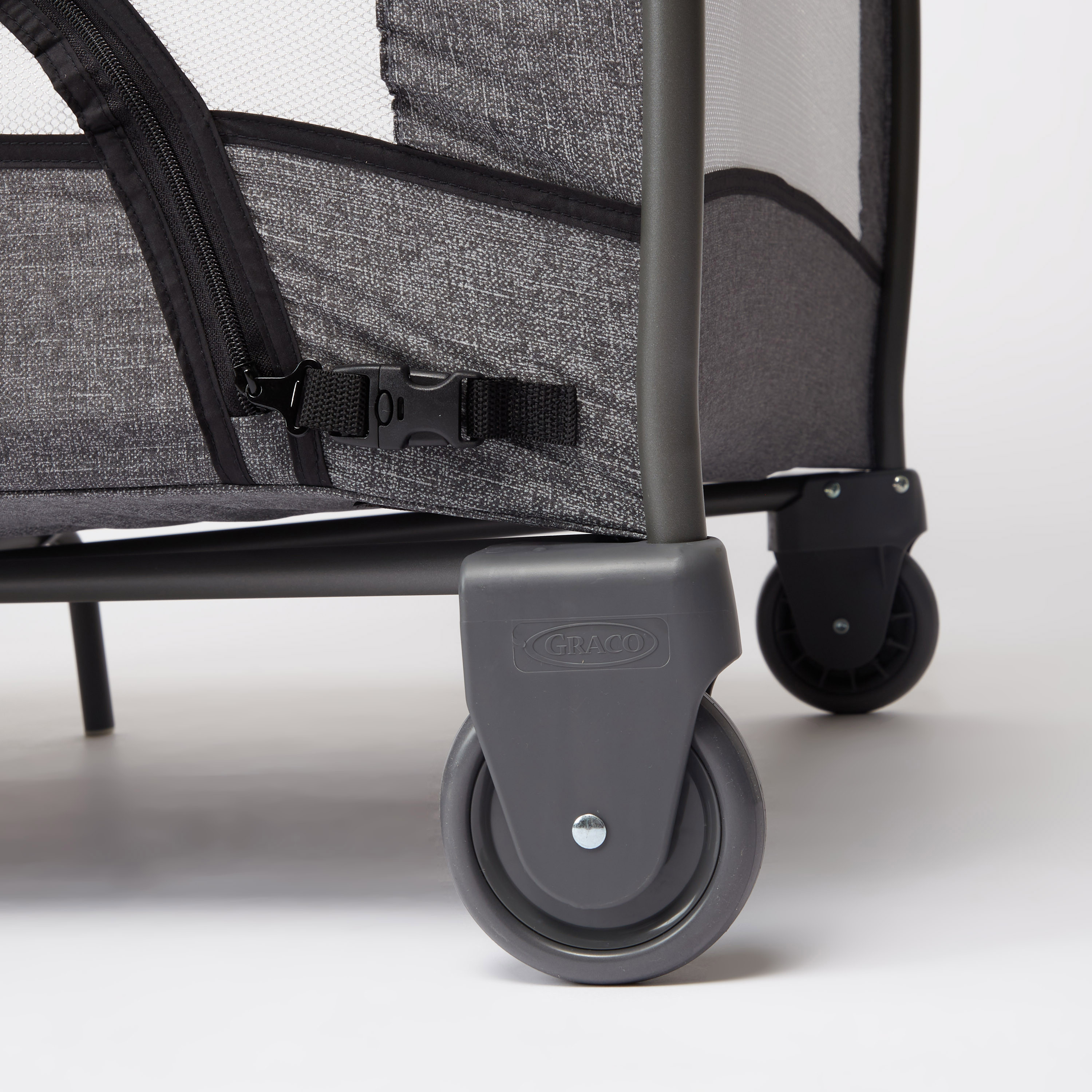 سریر جراكو كونتور بريستيج رمادي داكن للسفر مع لعبة بار وموسيقى (حتى 3 سنوات)-baby-nursery-furniture-cribsandbeds-travelcots-image-8