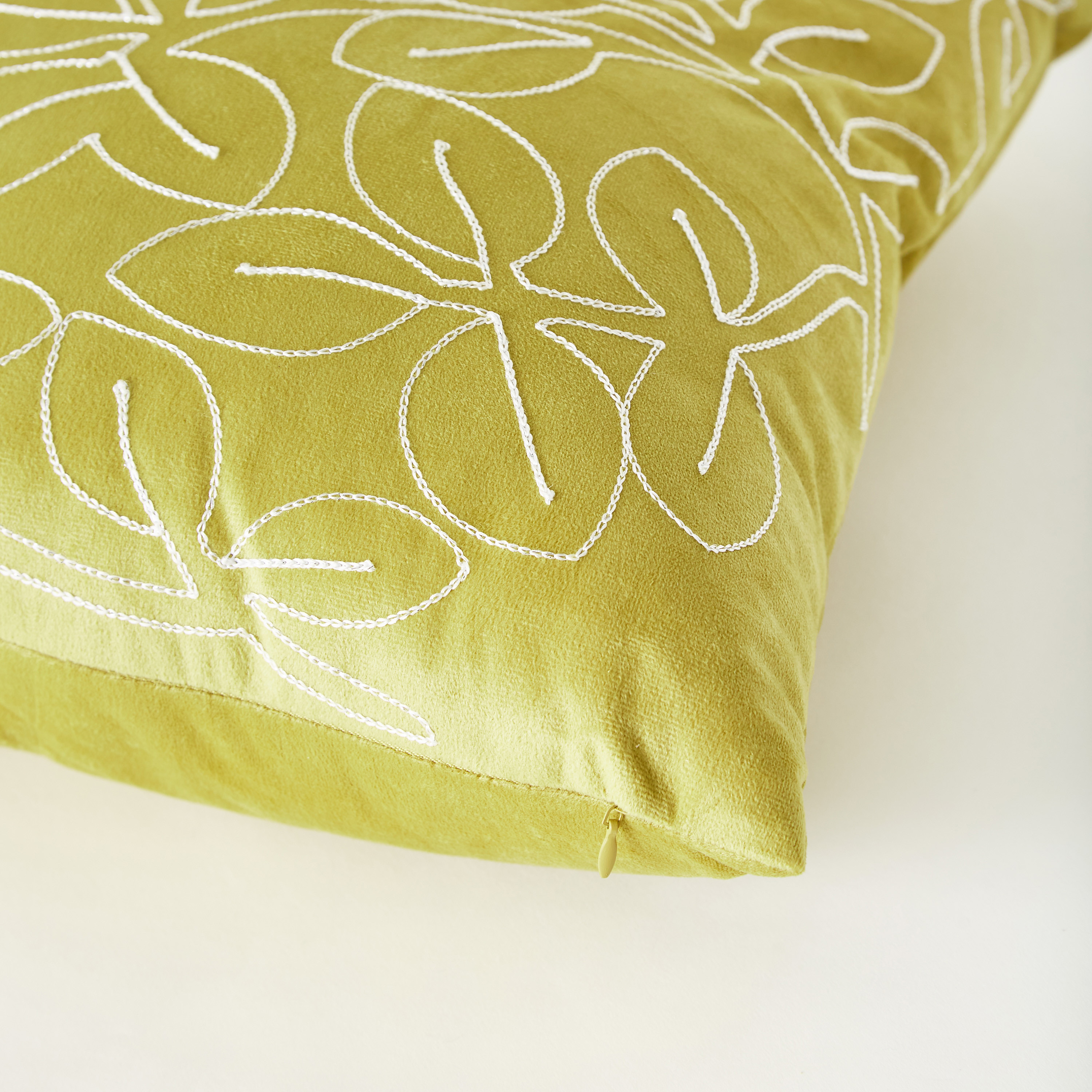 وسائد محشوة مخملية مطرزة من قطعتين من واو  - 45x45 سم-household-cushionsandthrows-cushioncovers-image-3