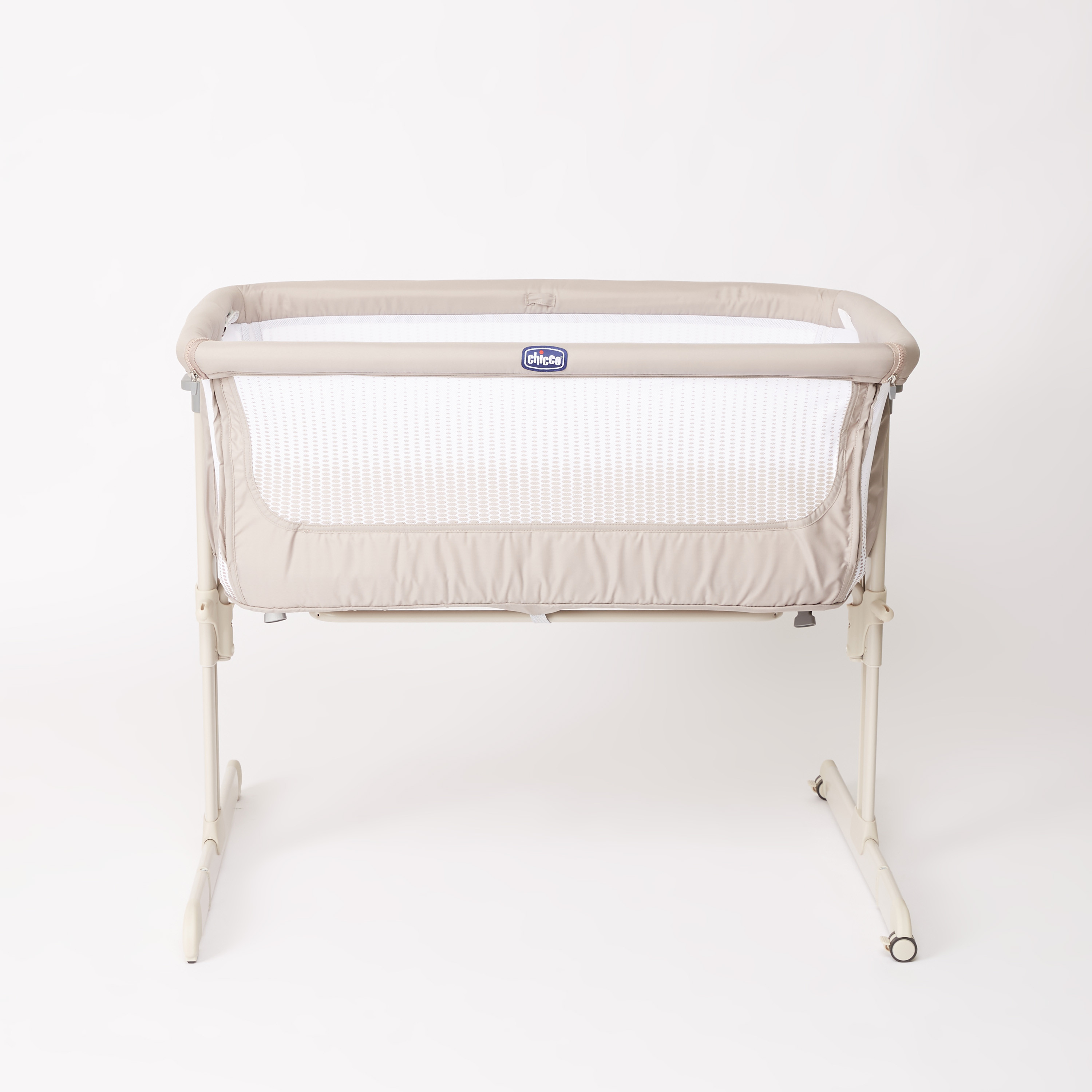 سرير أطفال نيكست تو مي من شيكو-baby-nursery-furniture-cribsandbeds-babycribs-image-2