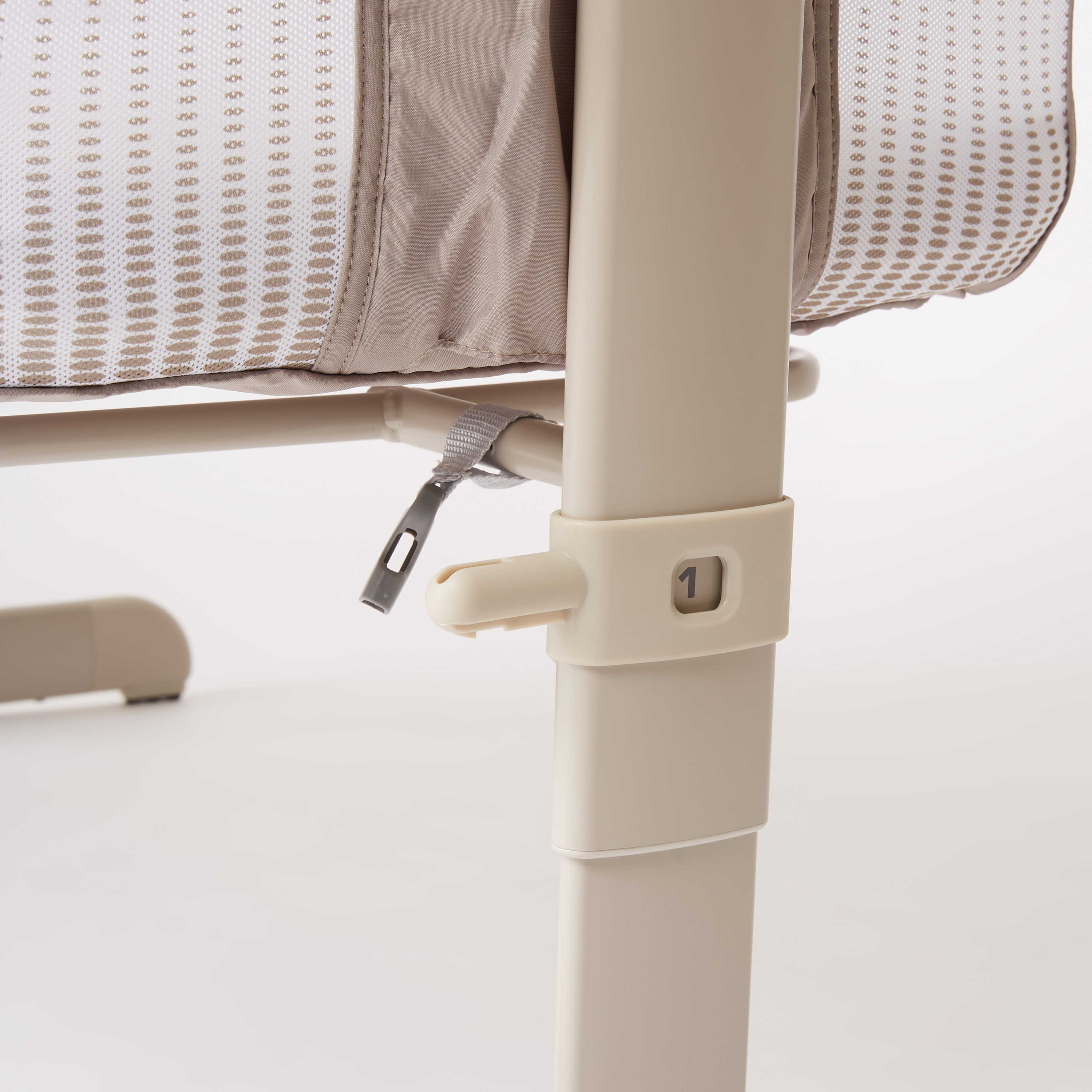 سرير أطفال نيكست تو مي من شيكو-baby-nursery-furniture-cribsandbeds-babycribs-image-5