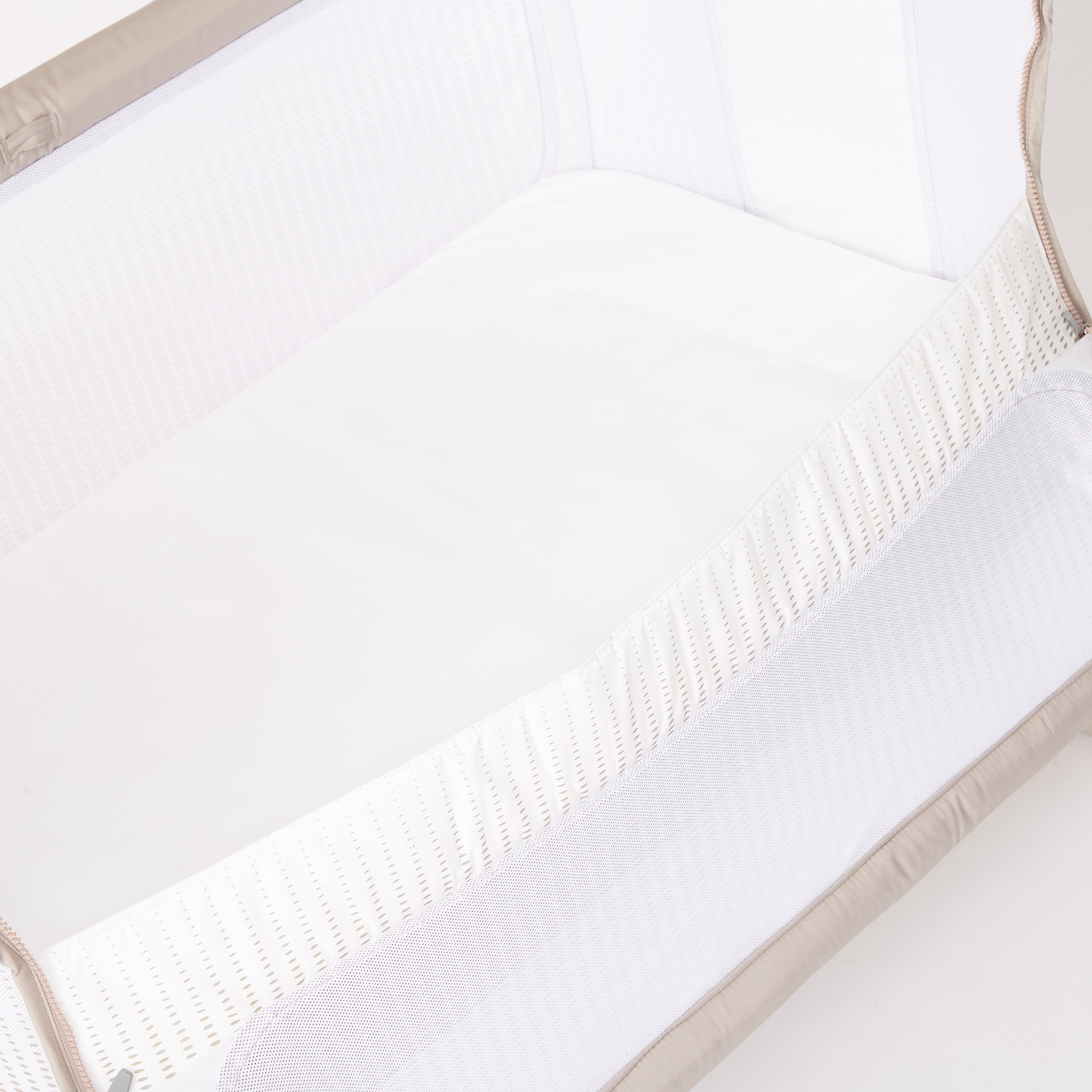 سرير أطفال نيكست تو مي من شيكو-baby-nursery-furniture-cribsandbeds-babycribs-image-7