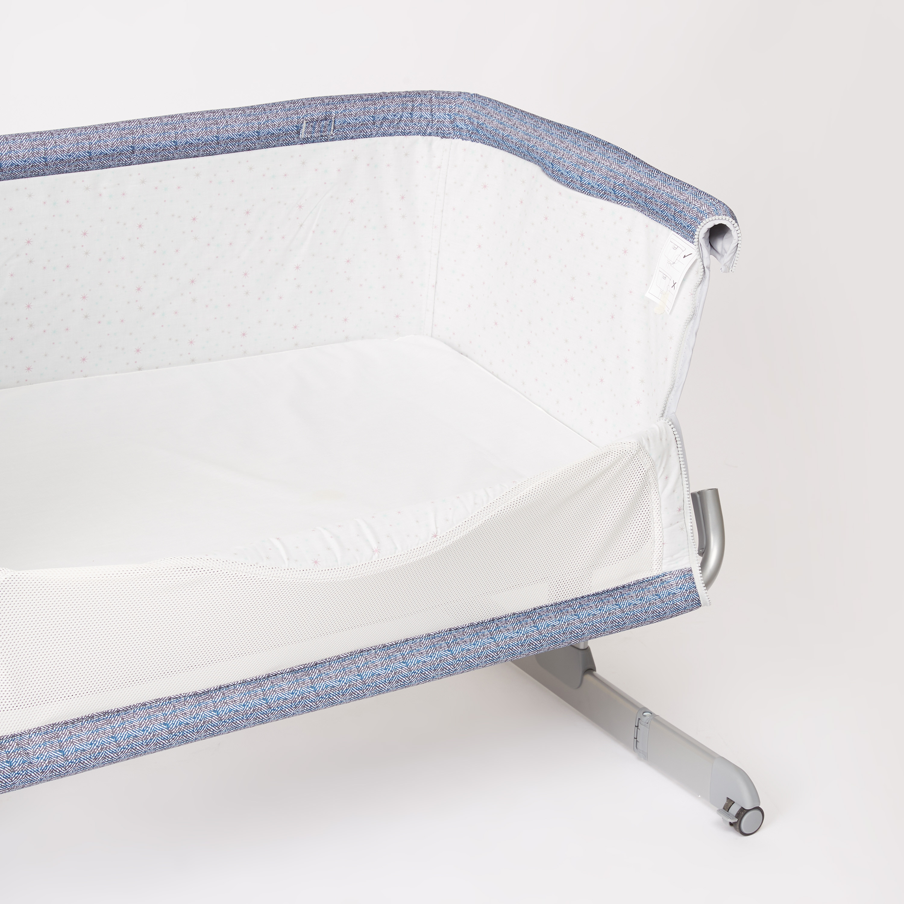 سرير أطفال نيكست تو مي سبكترم من شيكو-baby-nursery-furniture-cribsandbeds-babycribs-image-7