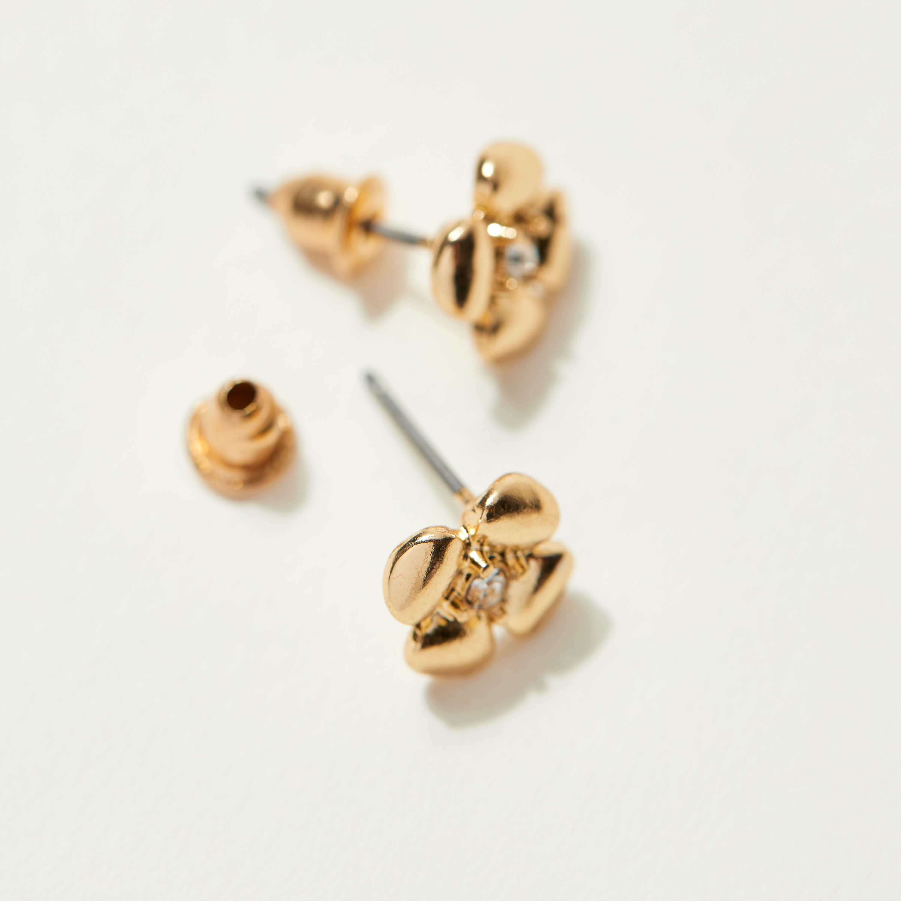 طقم حلق دبوس مزين بالأحجار بتصميم أزهار وعقد بطبقات-women-watchesandjewellery-jewellery-jewellerysets-image-3
