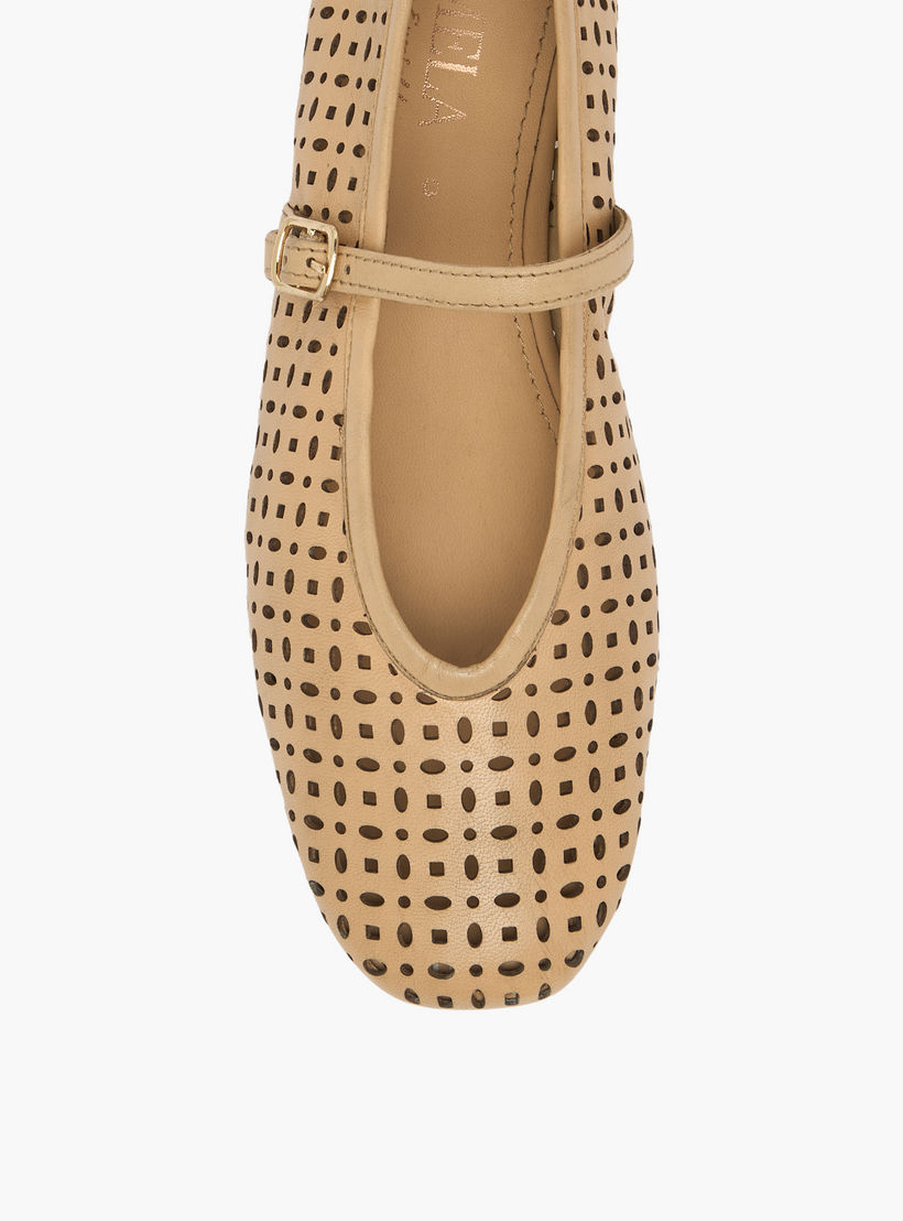 حذاء ماري جين جلد بتفاصل مفرغة بالليزر من كارميلا-women-shoes-ballerinas-image-4