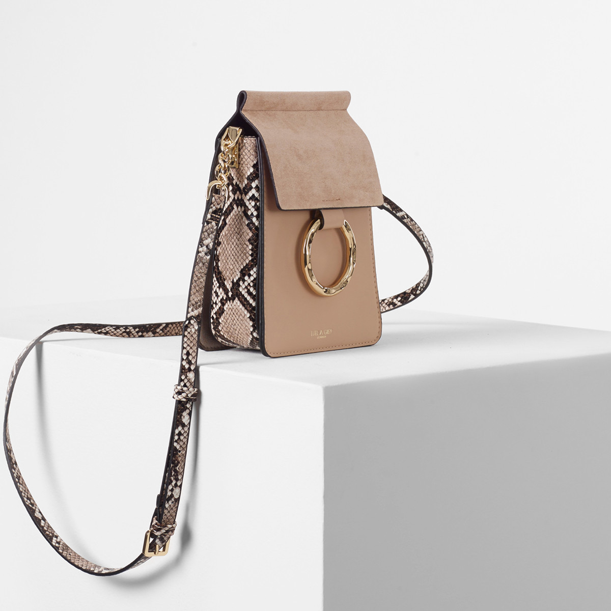 شنطة كروس بودي للهاتف بتزيينات حلقة هولي من لولا جراي-women-bagsandwallets-handbags-image-2