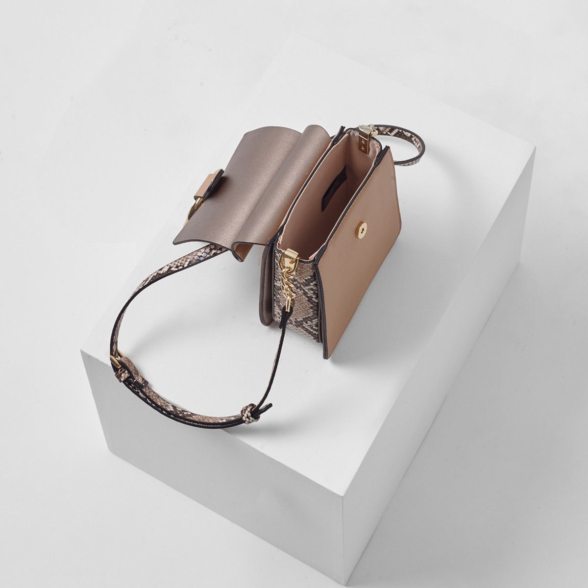 شنطة كروس بودي للهاتف بتزيينات حلقة هولي من لولا جراي-women-bagsandwallets-handbags-image-3