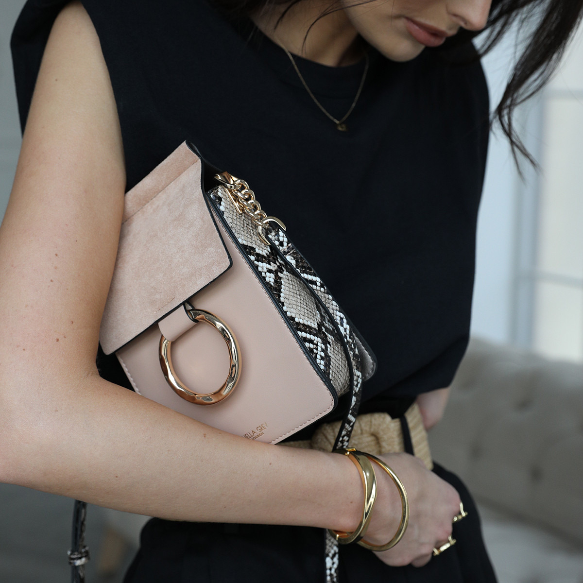 شنطة كروس بودي للهاتف بتزيينات حلقة هولي من لولا جراي-women-bagsandwallets-handbags-image-7