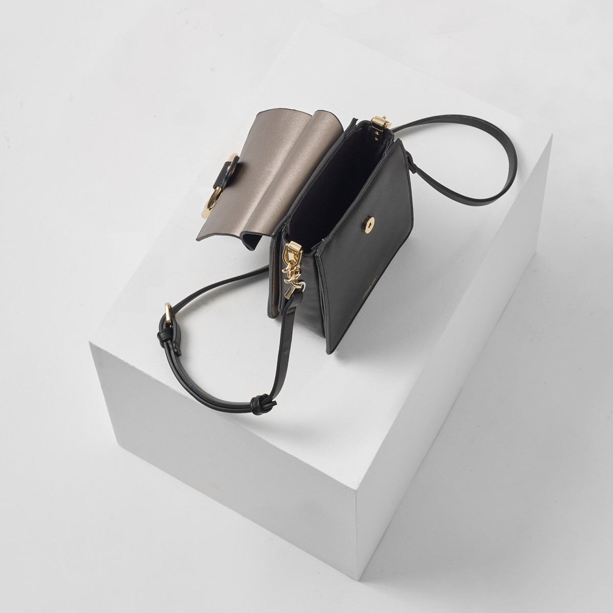شنطة كروس بودي للهاتف بتزيينات حلقة هولي من لولا جراي-women-bagsandwallets-handbags-image-31