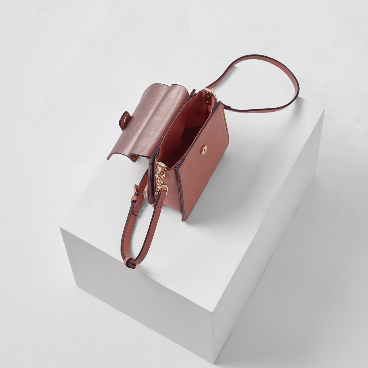 شنطة كروس بودي للهاتف بتزيينات حلقة هولي من لولا جراي-women-bagsandwallets-handbags-image-18
