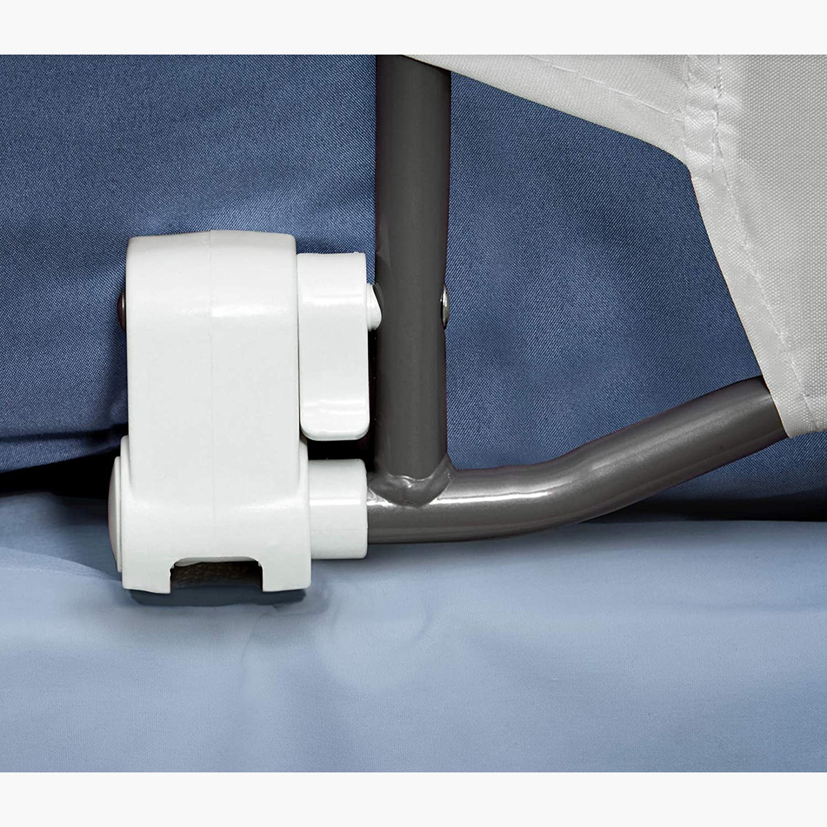 حاجز سرير طويل جدًا يتأرحج لأسفل من ريجالو-baby-healthandsafety-babyproofing-image-4