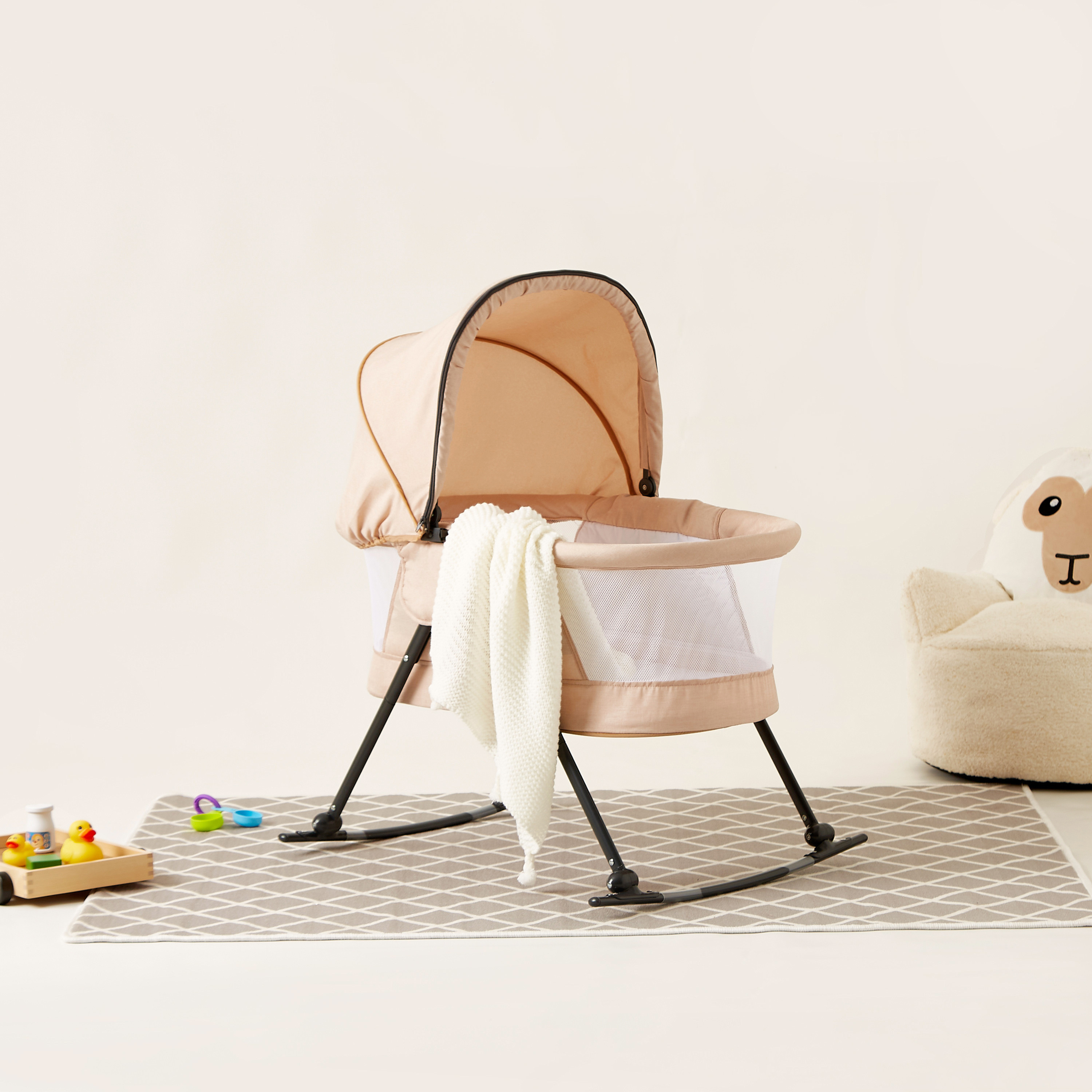 سرير سفر دافوديل من جونيورز-baby-nursery-furniture-cribsandbeds-bassinets-image-1