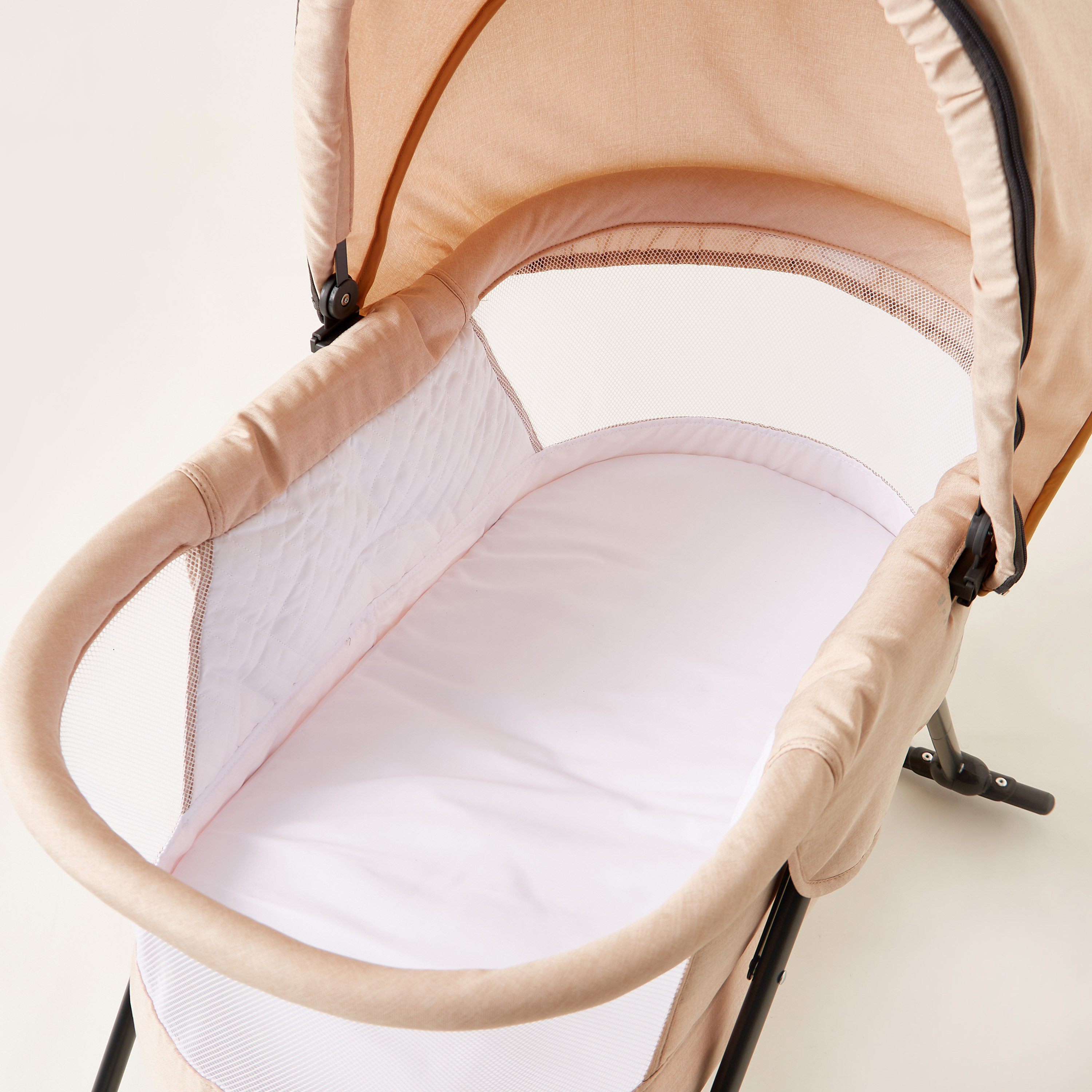 سرير سفر دافوديل من جونيورز-baby-nursery-furniture-cribsandbeds-bassinets-image-9