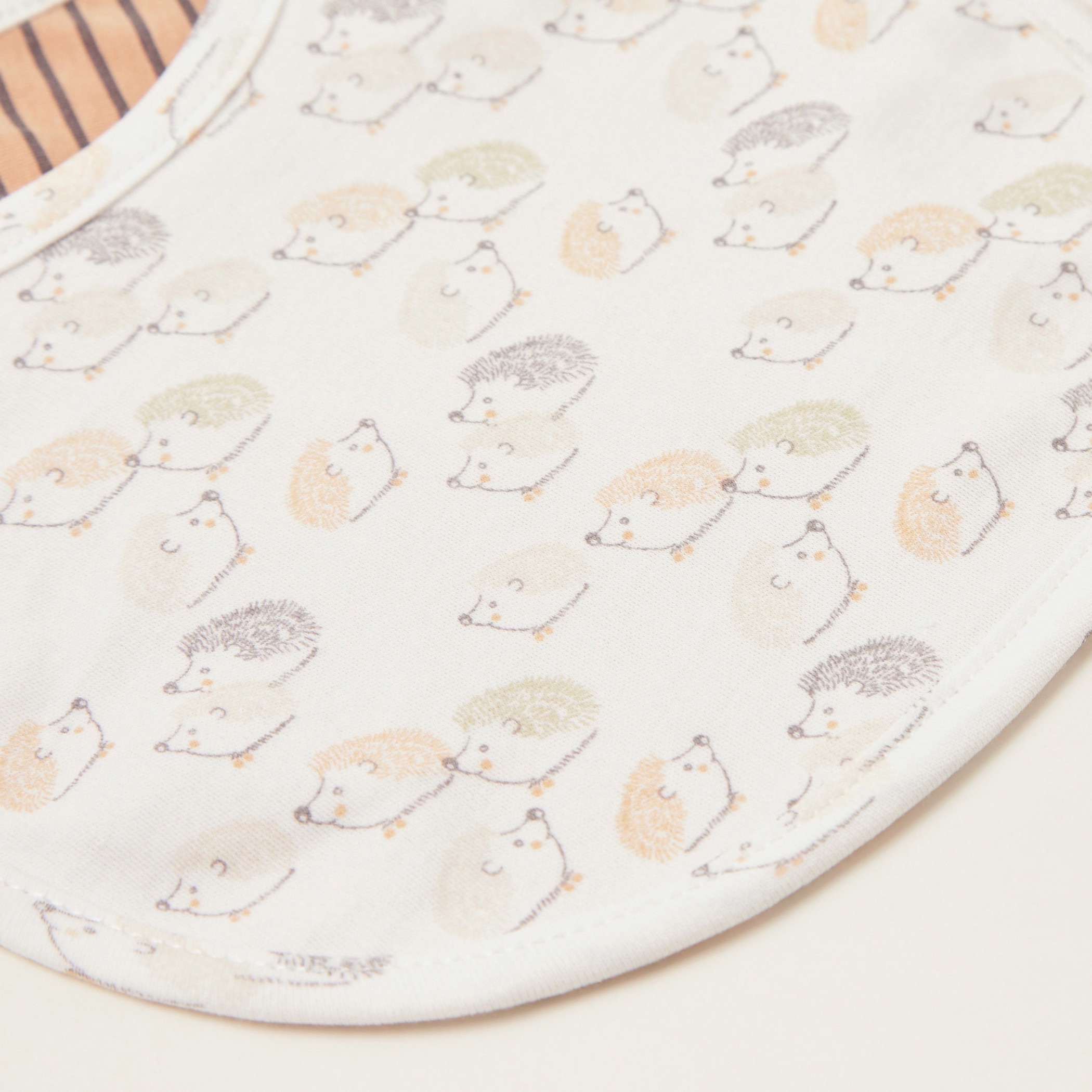 مريلة عضوية بزر إغلاق كبّاس وطبعات من جونيورز-baby-feeding-bibs-image-2