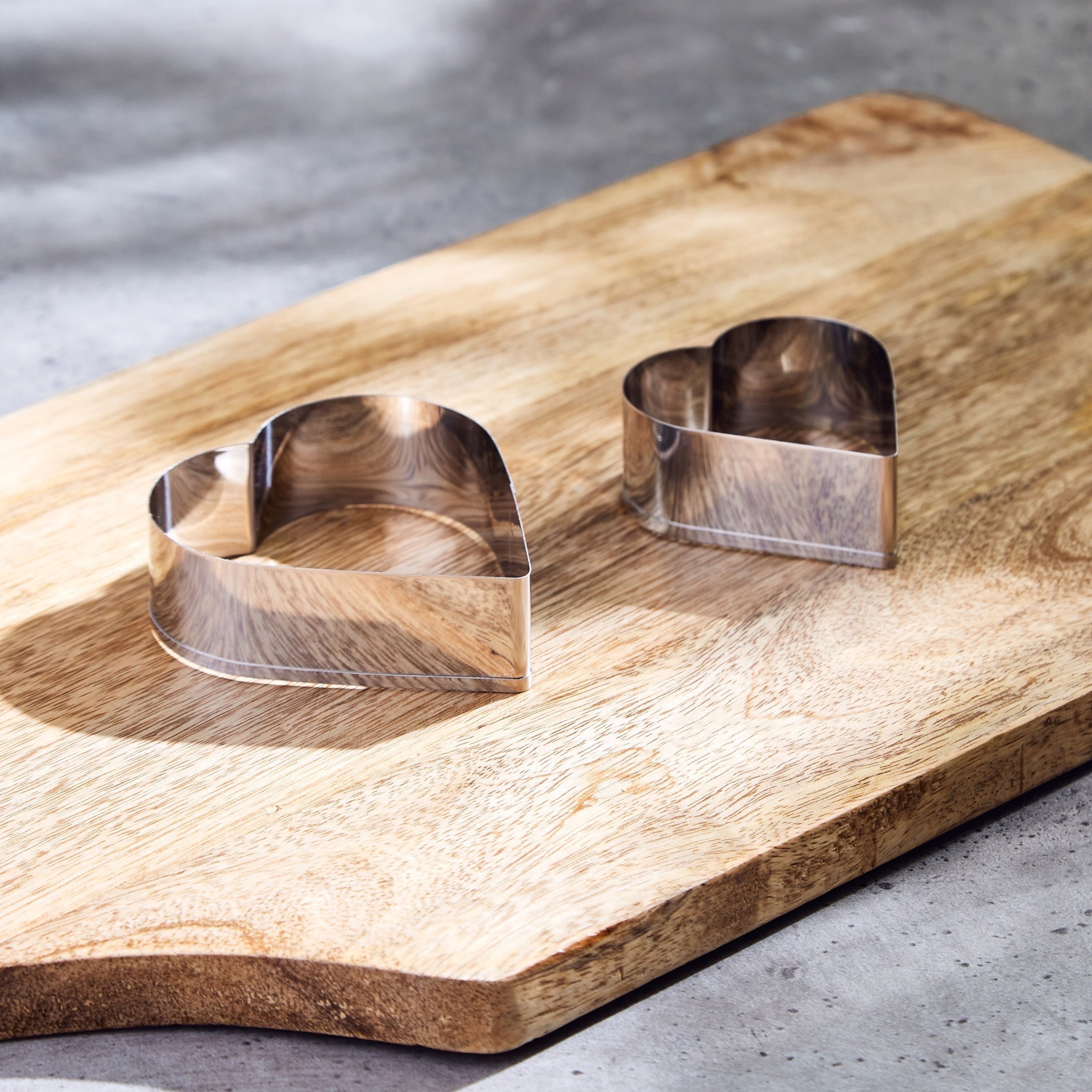 طقم قطاعة بسكويت على شكل قلب - قطعتين-household-kitchen-bakeware-bakingdishes-image-2