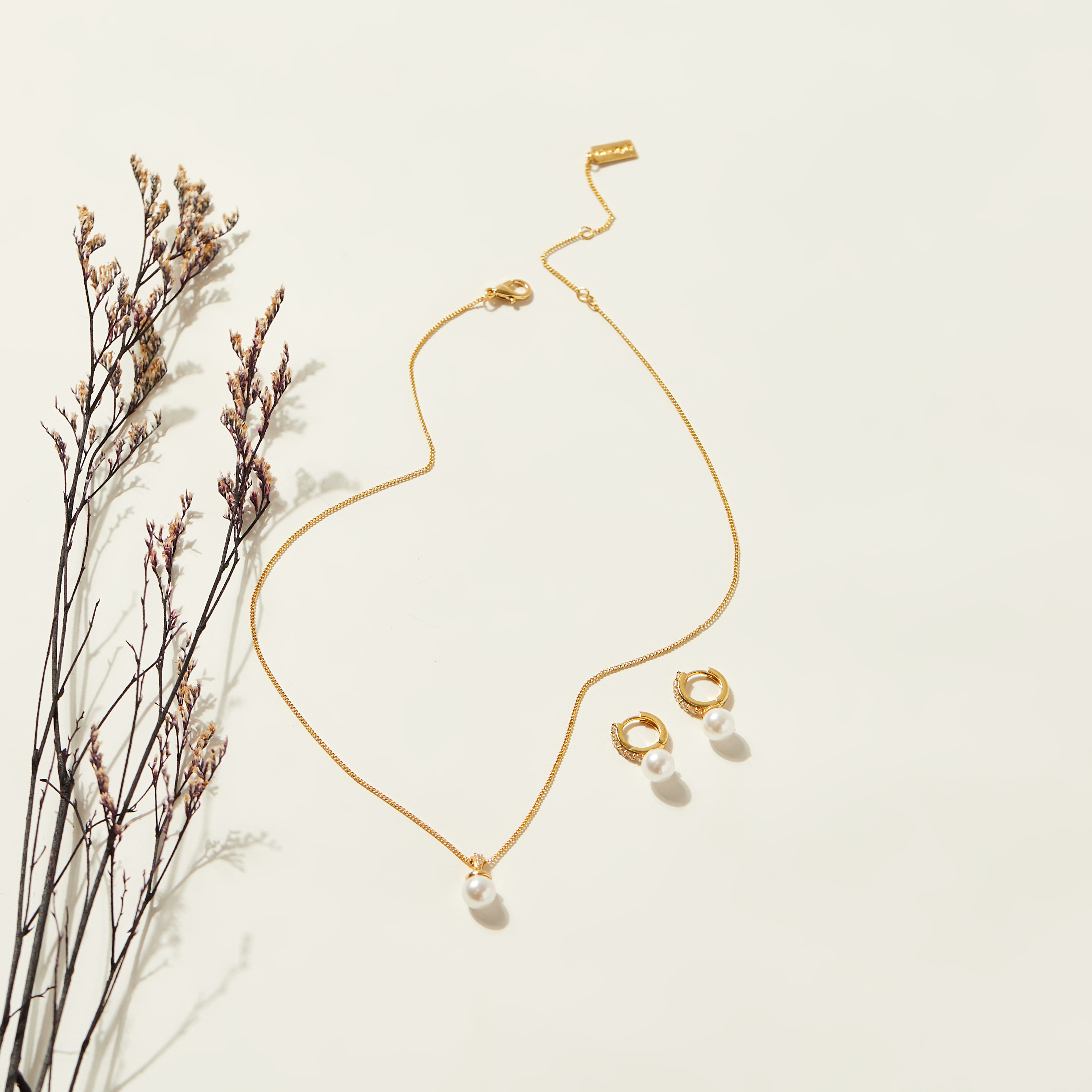 طقم حلق مرصع بالكريستال وقلادة بدلاية مزيّنة بالؤلؤ-women-watchesandjewellery-jewellery-jewellerysets-image-2