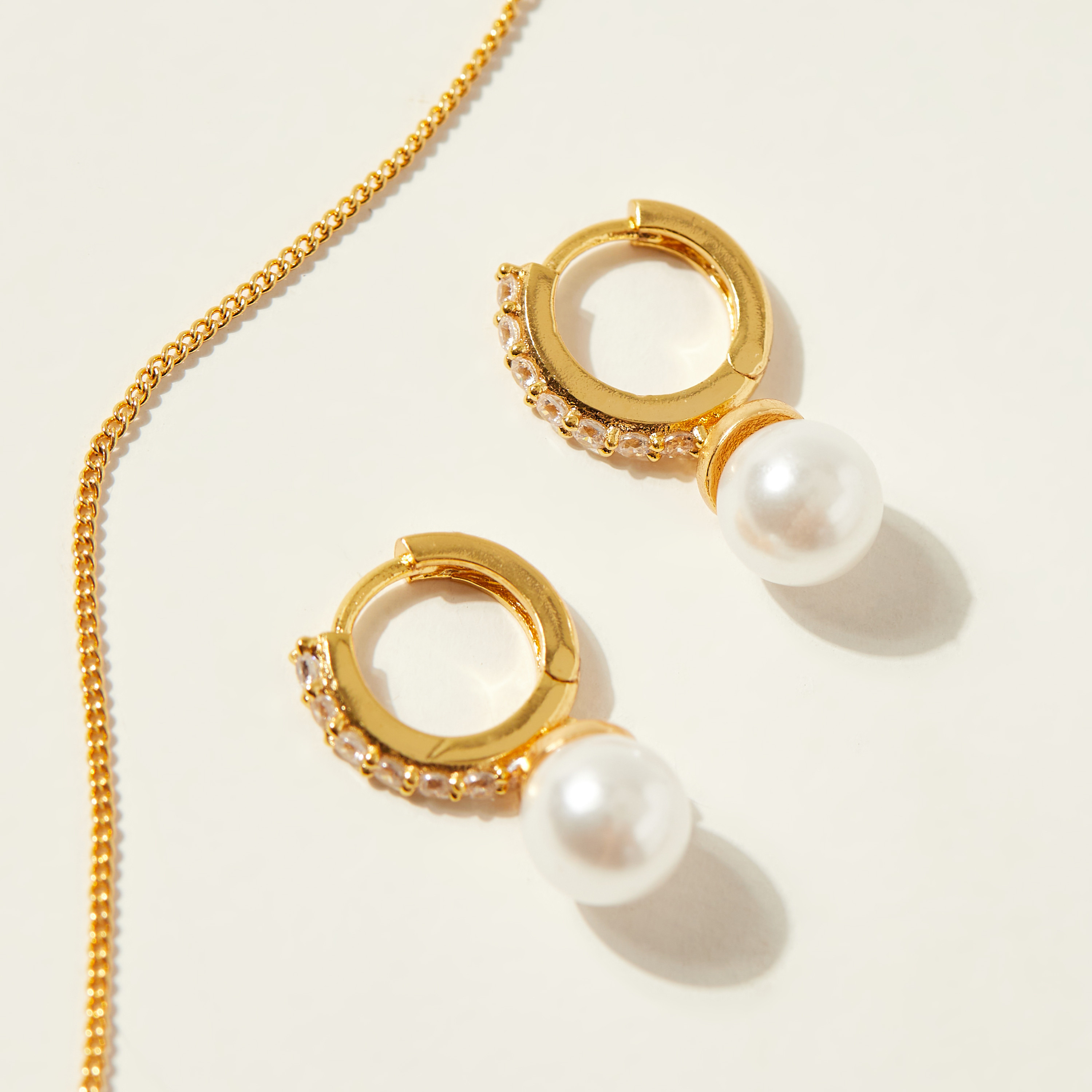 طقم حلق مرصع بالكريستال وقلادة بدلاية مزيّنة بالؤلؤ-women-watchesandjewellery-jewellery-jewellerysets-image-3